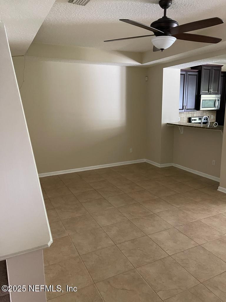 Image 3: Living room