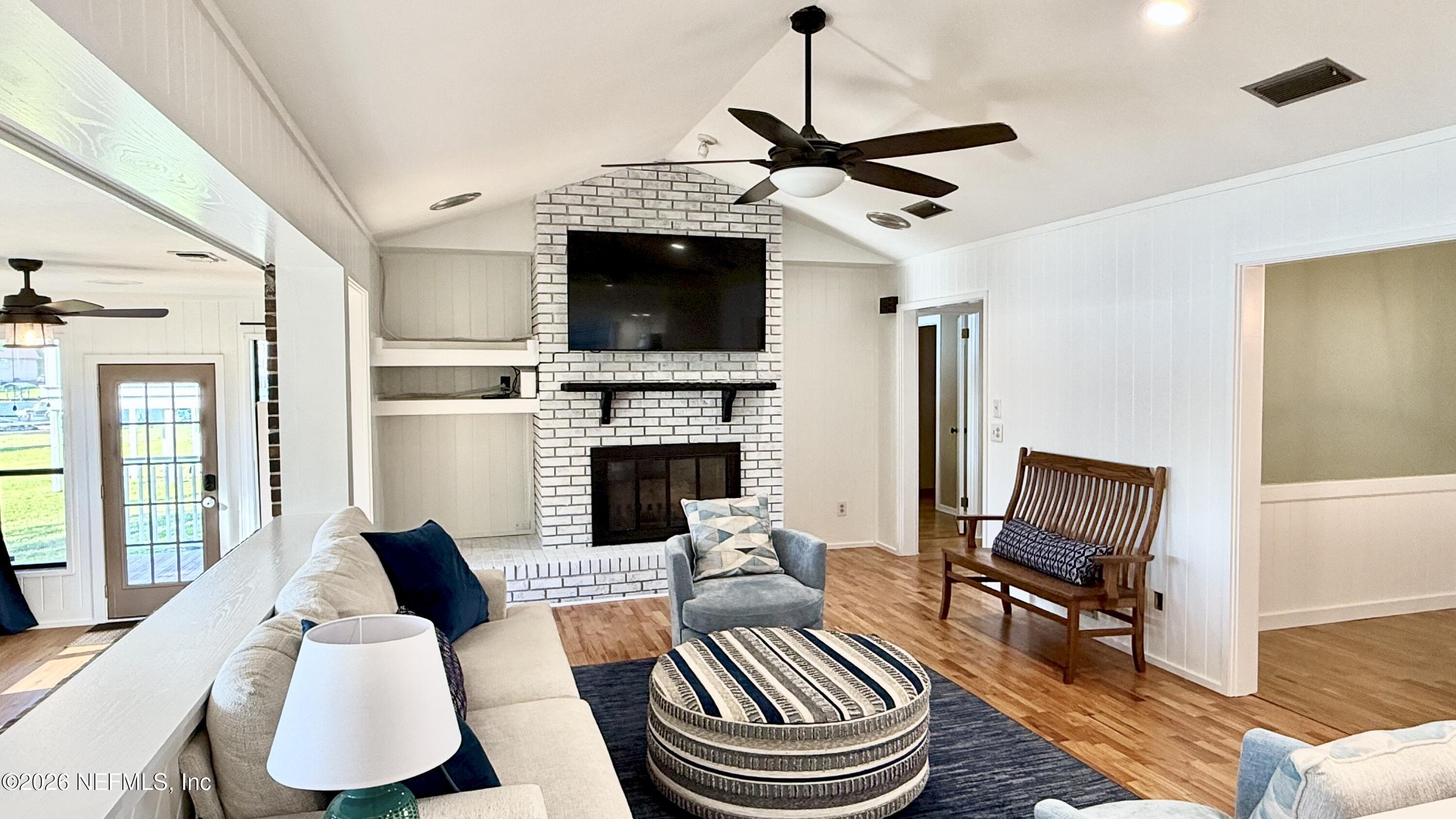 Image 4: Living Room Vaulted Ceilings