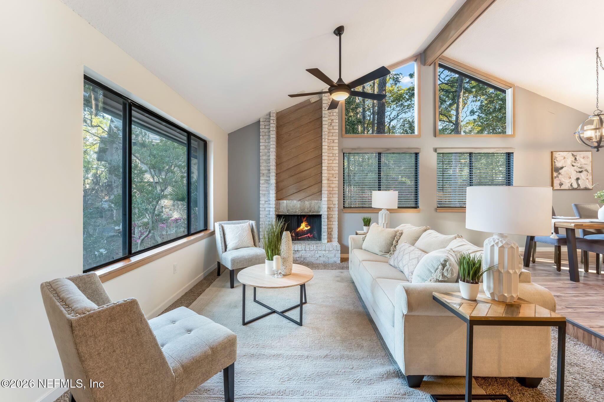 Image 4: 13-web-or-mls-Living Room