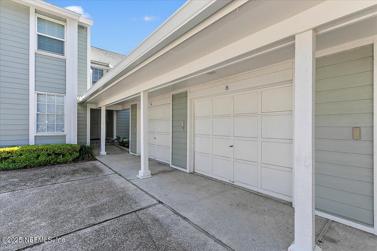 Image 4: 04-Garage and Entryway
