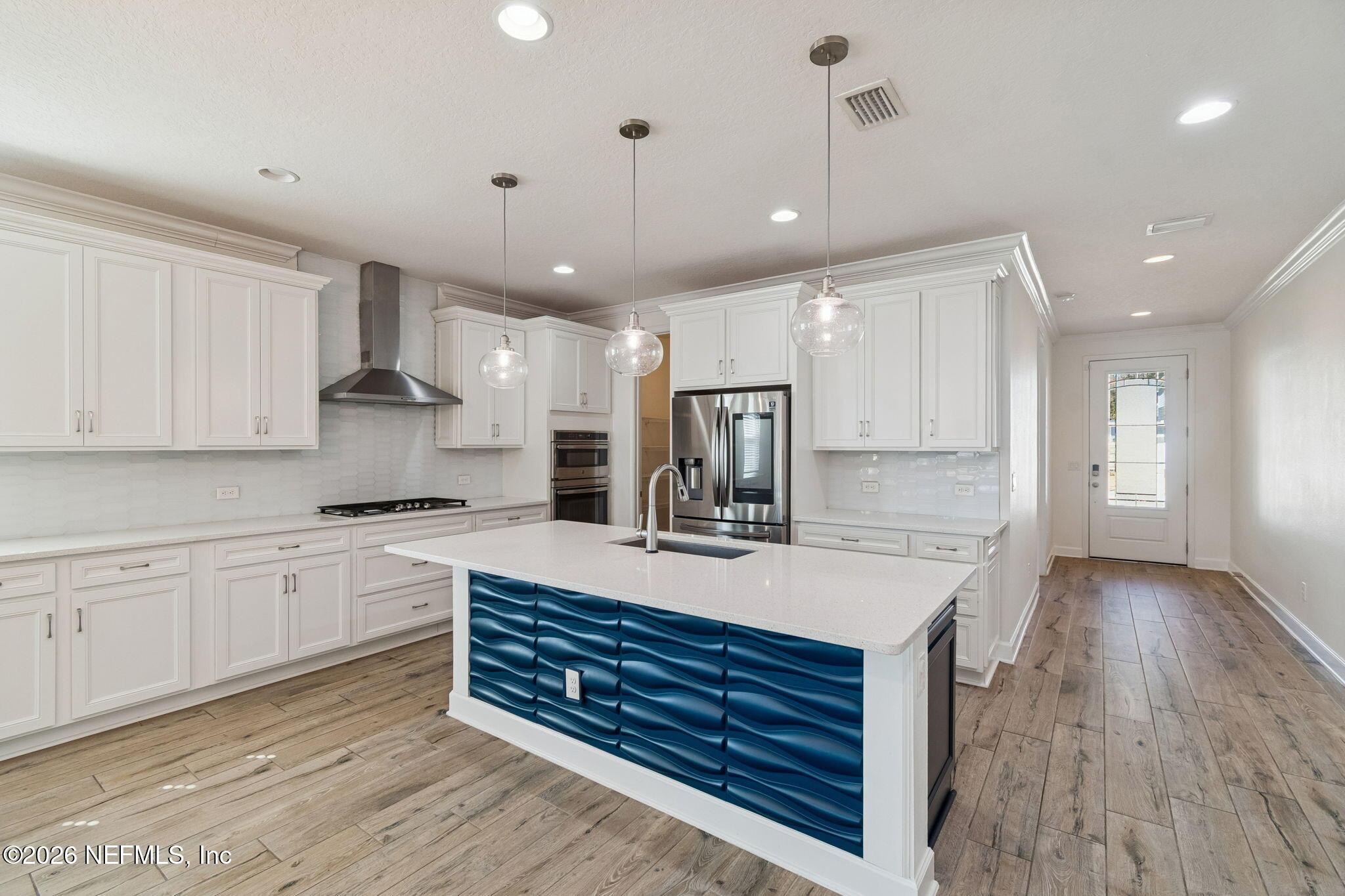 Image 4: Kitchen