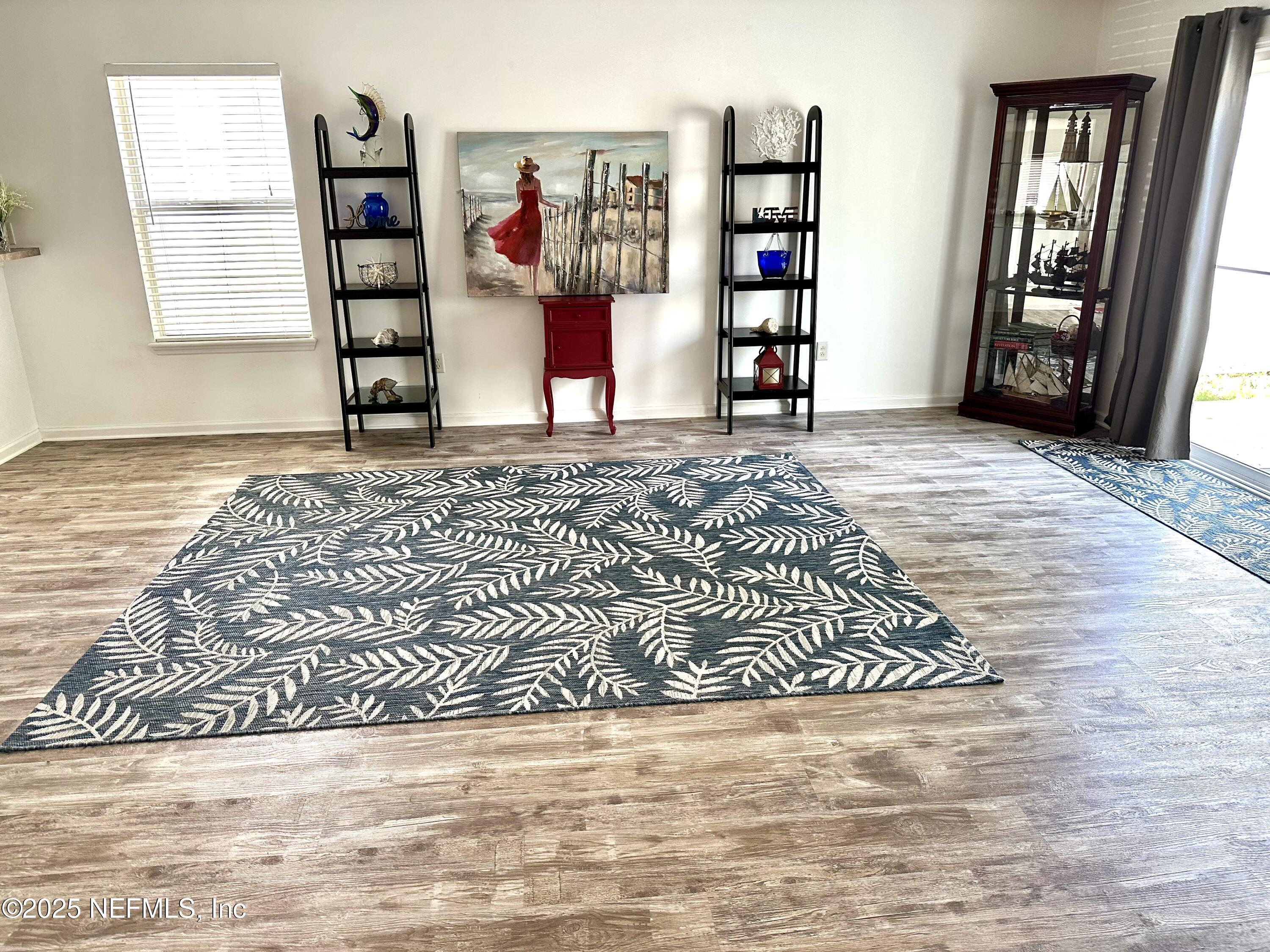Image 4: LIVING AREA