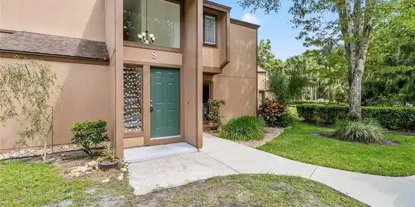 8 OAKMONT Court