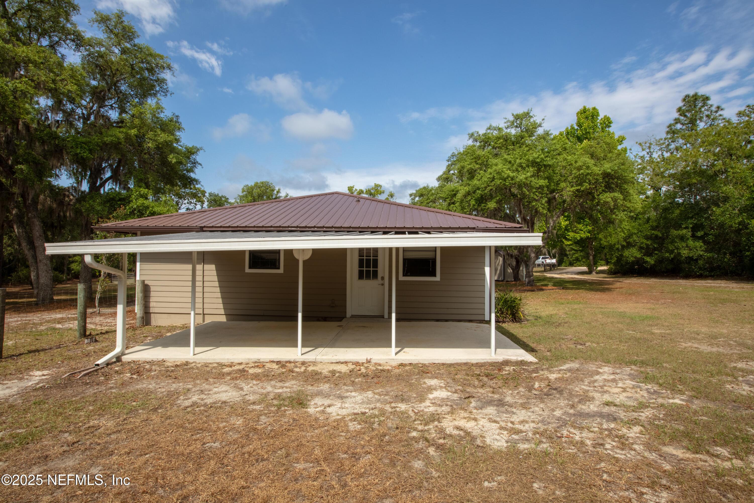 Image 3: Carport Side