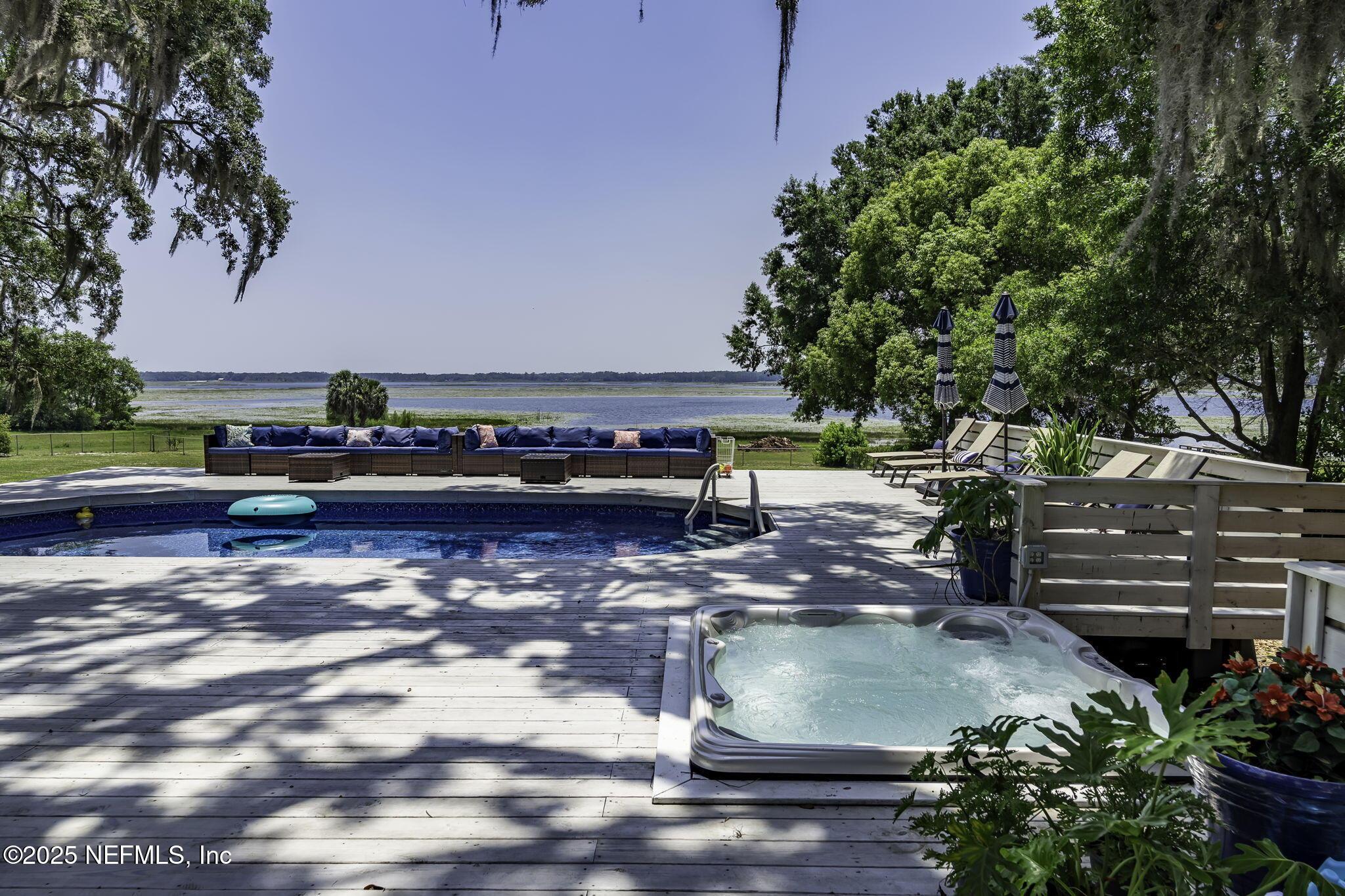 Image 4: POOL AND SPA