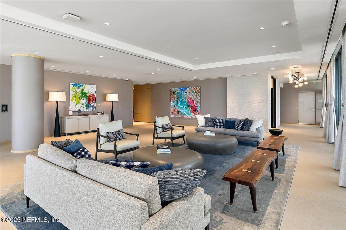 Image 4: 04-Lobby