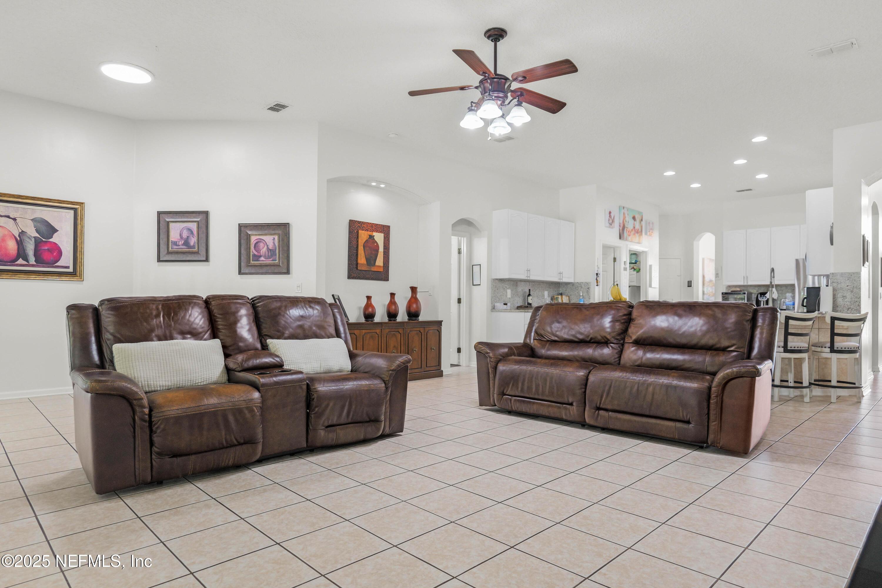 Image 4: Living-Room-2