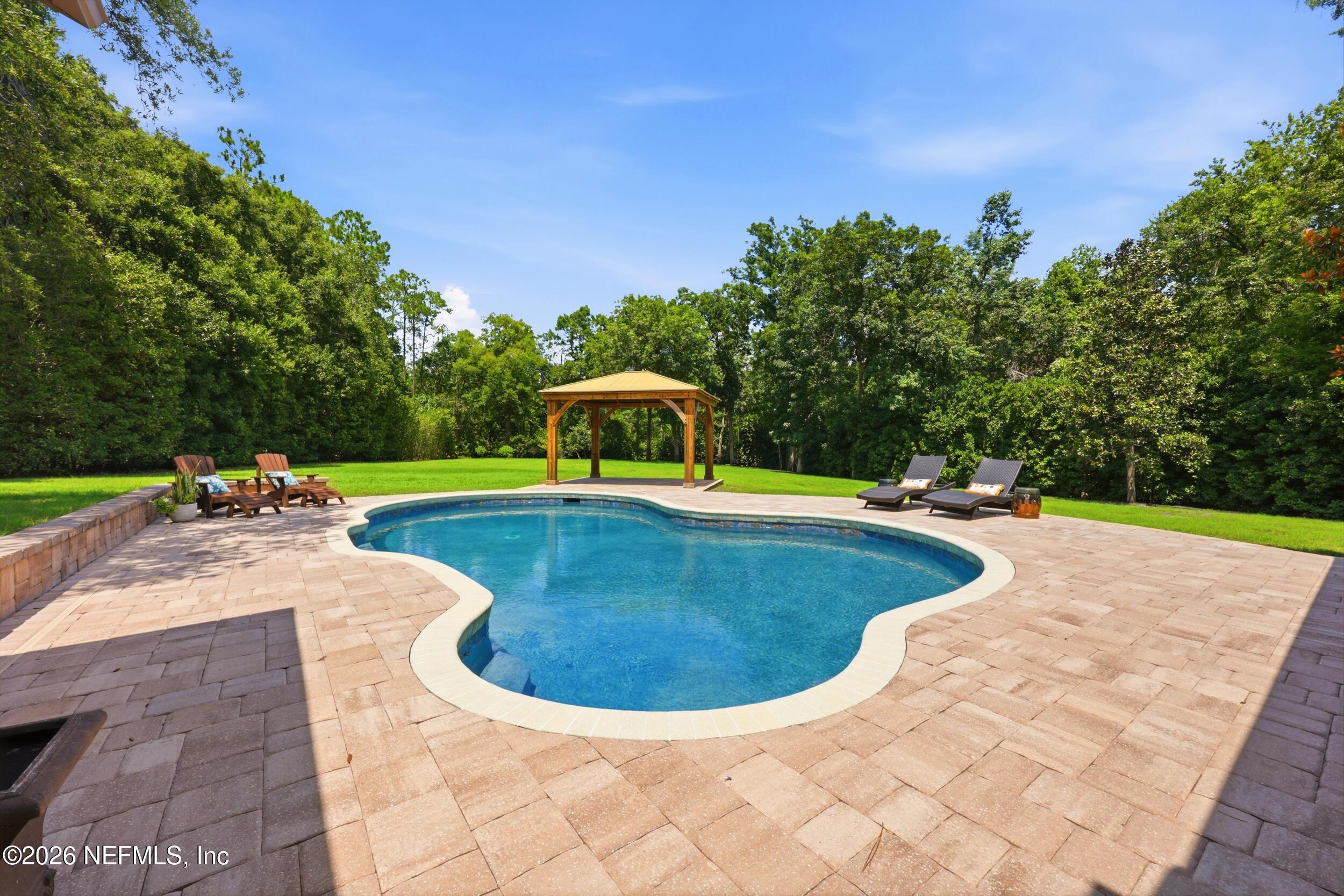 Image 4: Large Pool Deck