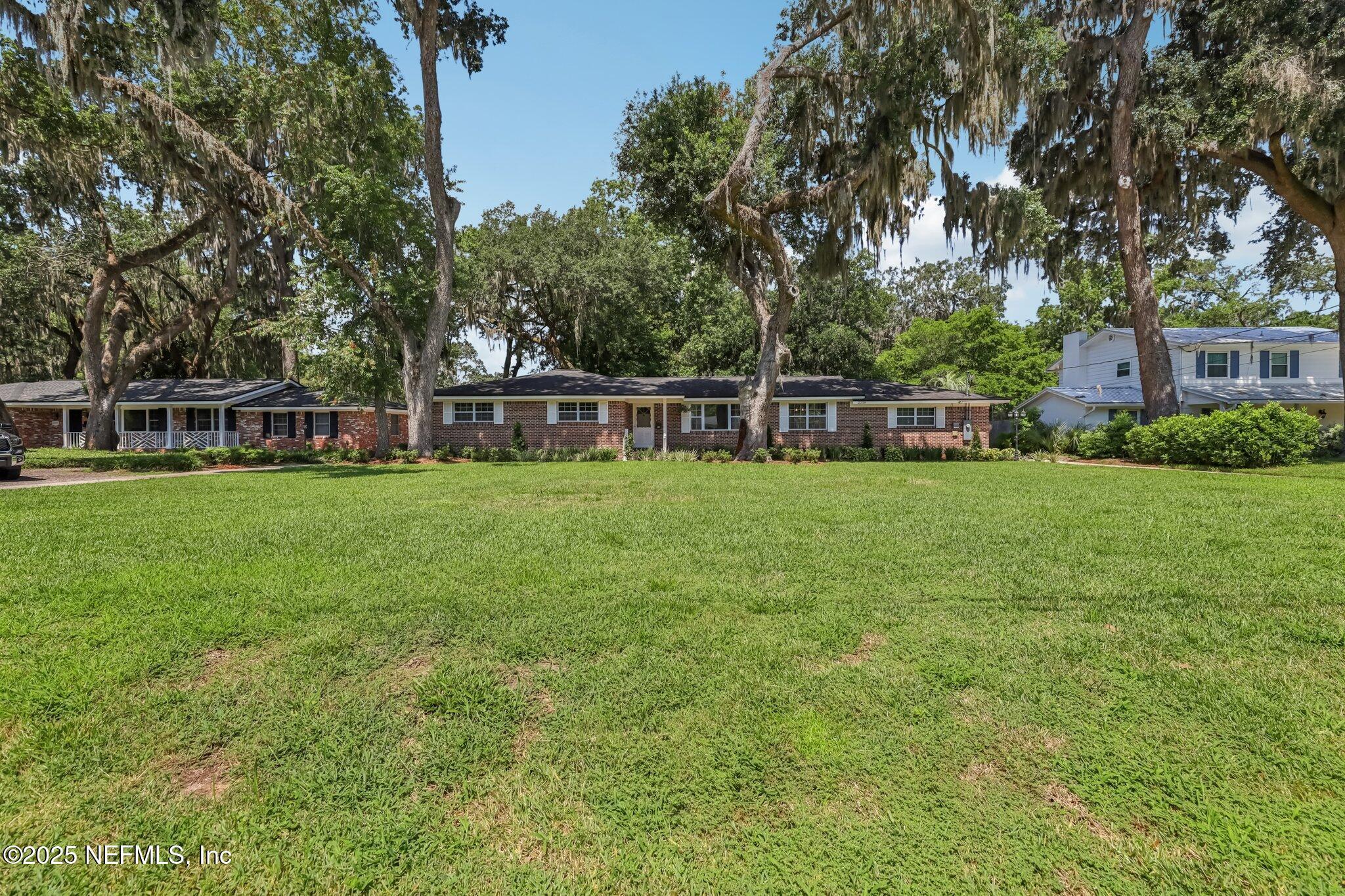 Image 4: Huge Front Yard