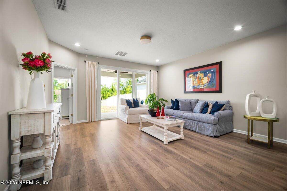 Image 4: Living Room