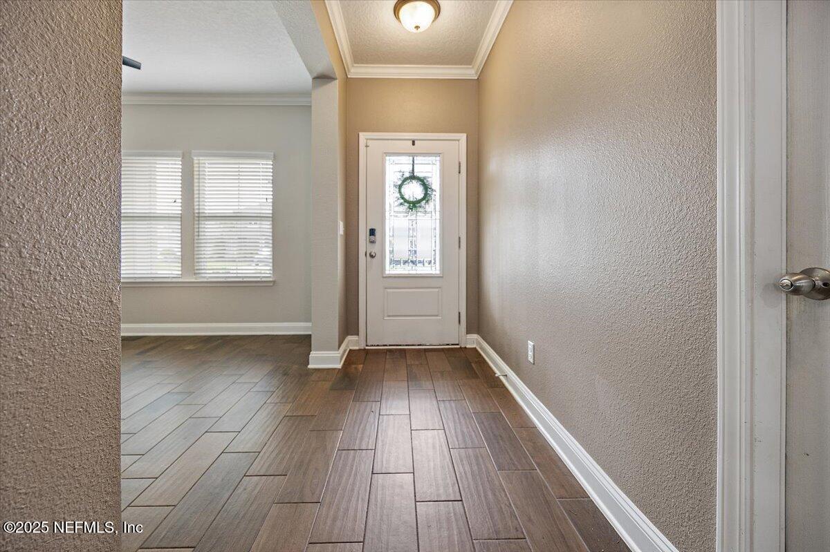 Image 4: 04-Foyer