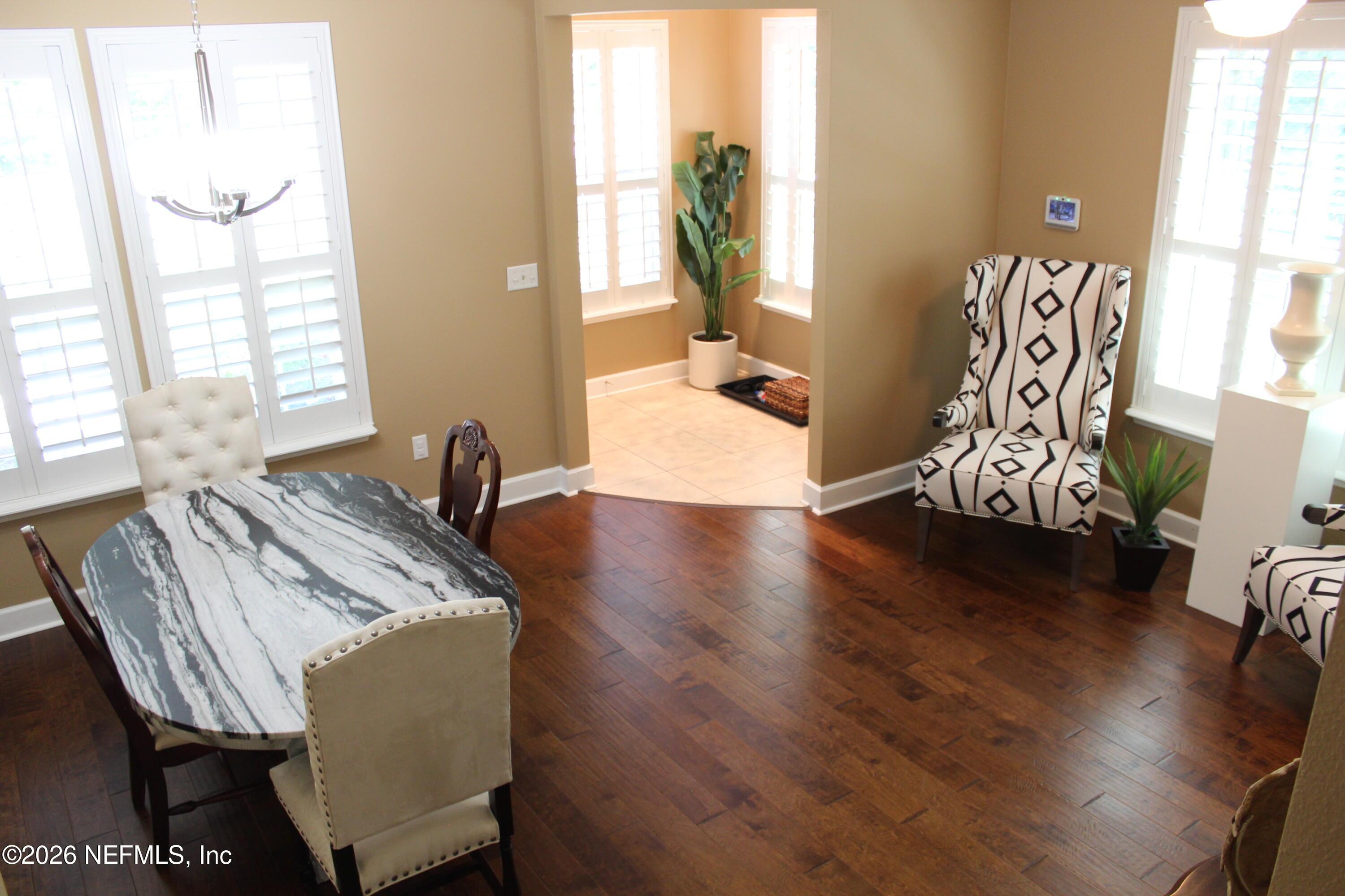 Image 4: Living Room
