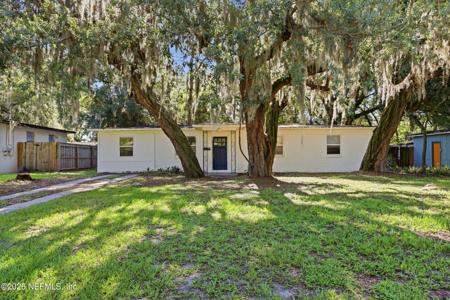 2151 MAPLE LEAF Drive E