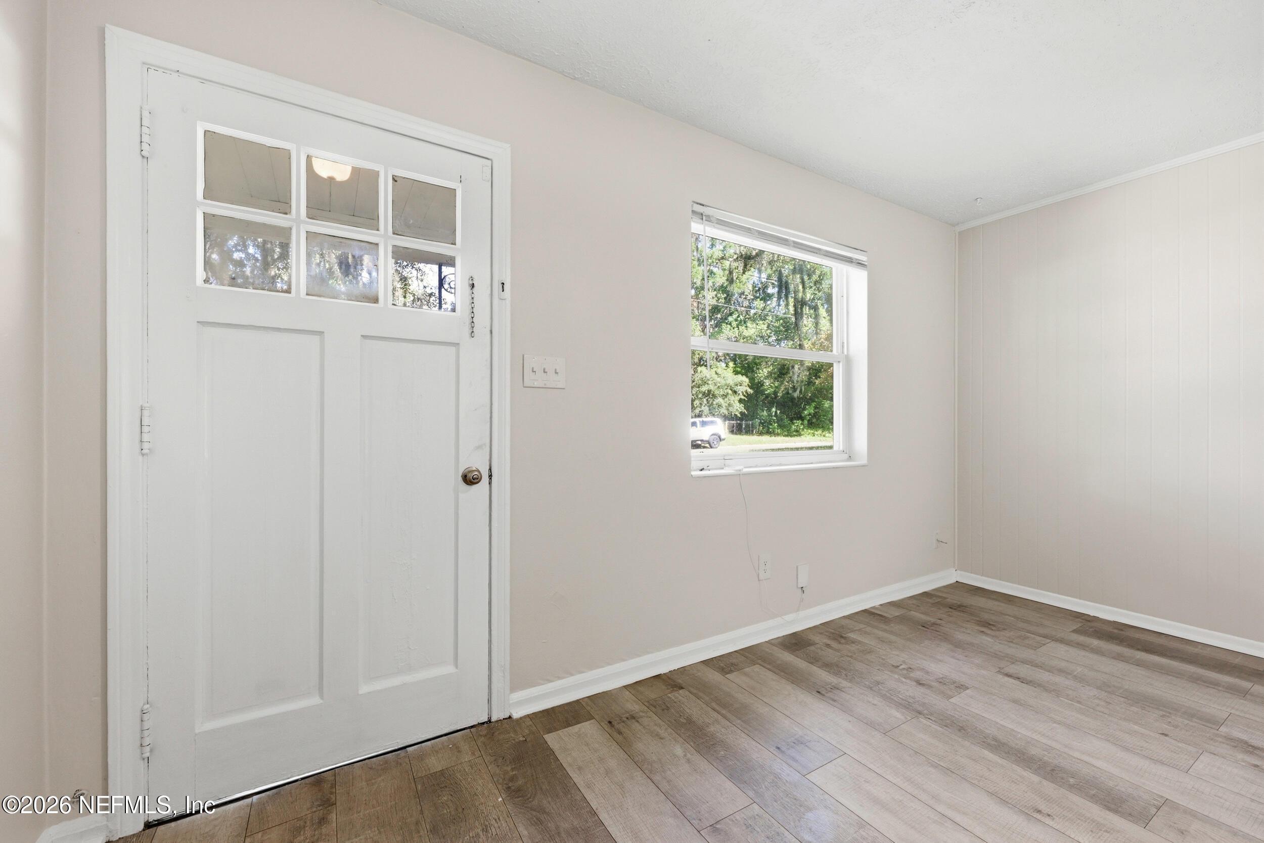 Image 3: Entry