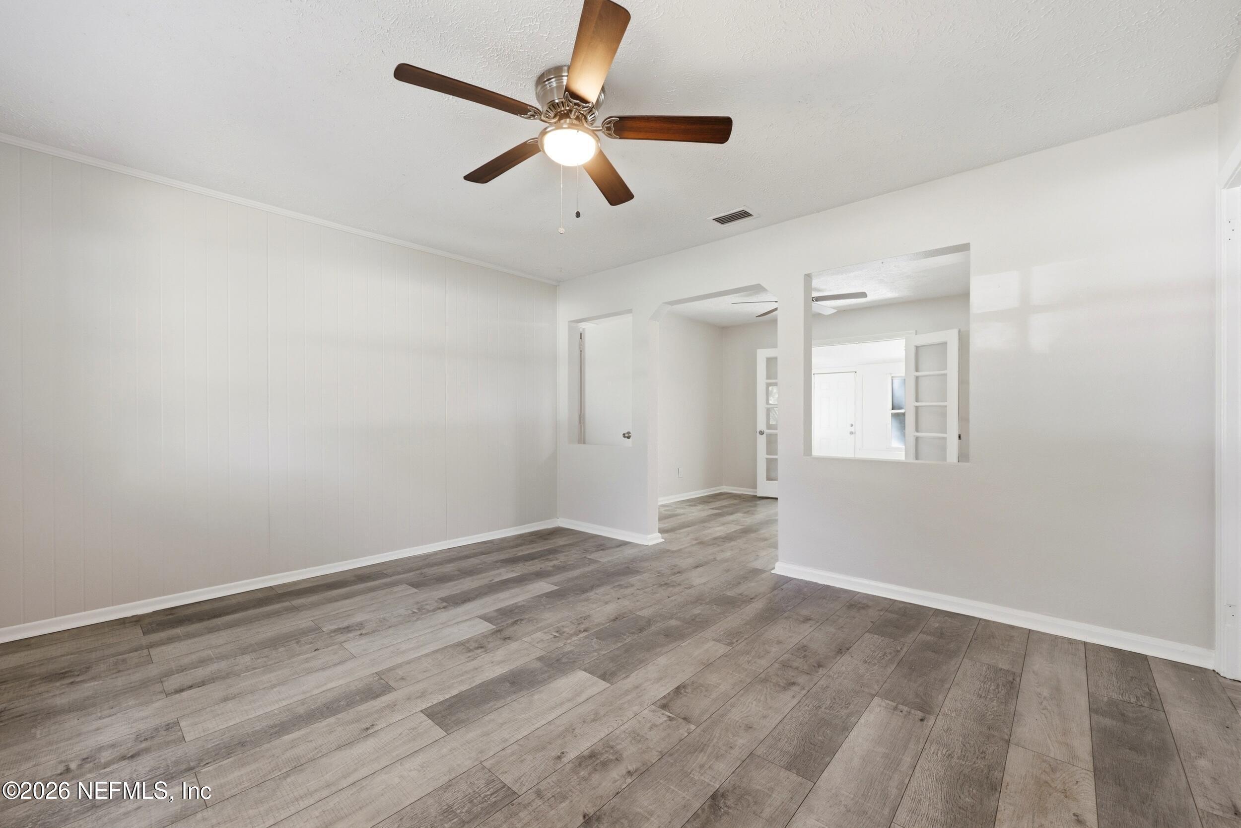 Image 4: Living Room