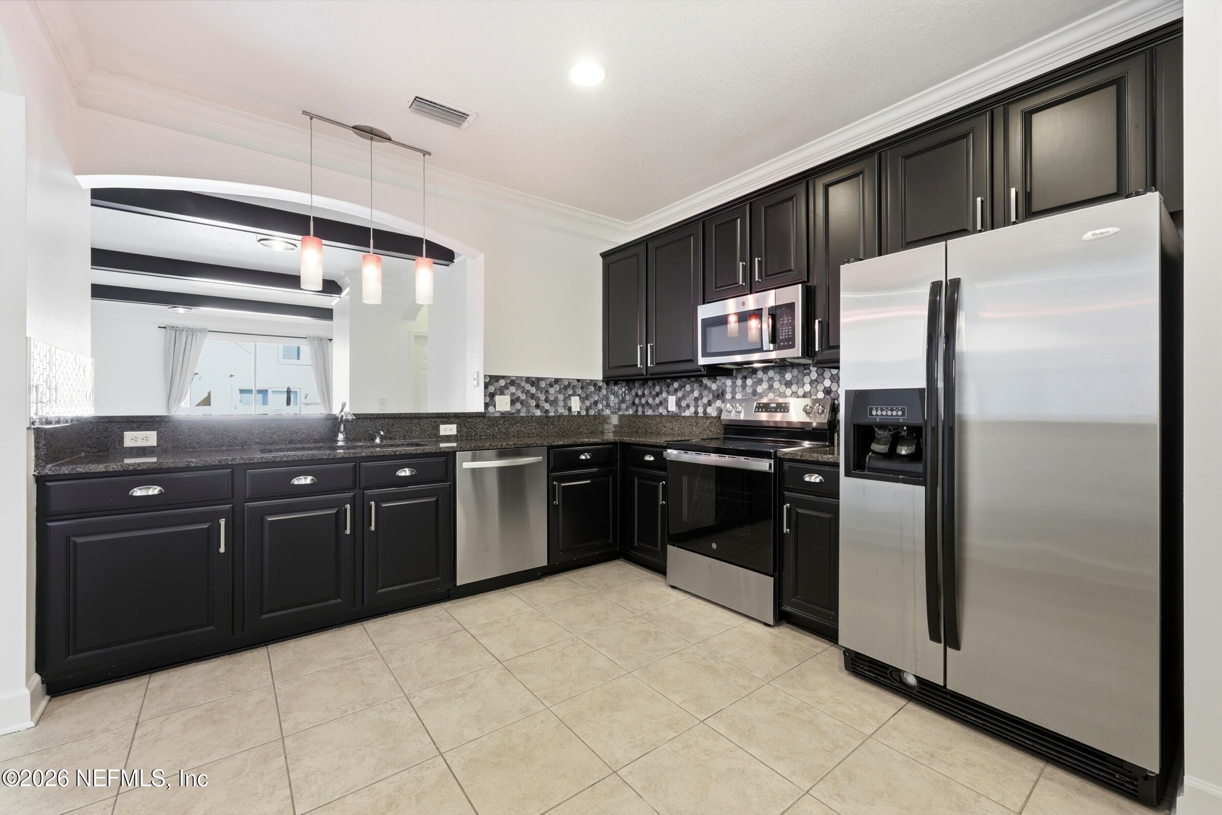 Image 4: Beautifully updated kitchen