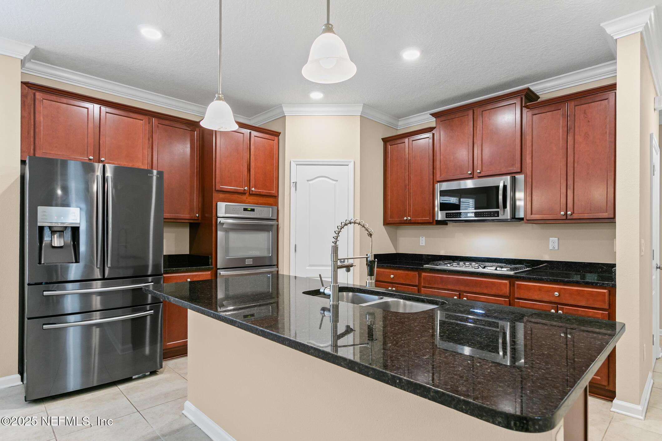 Image 4: Kitchen