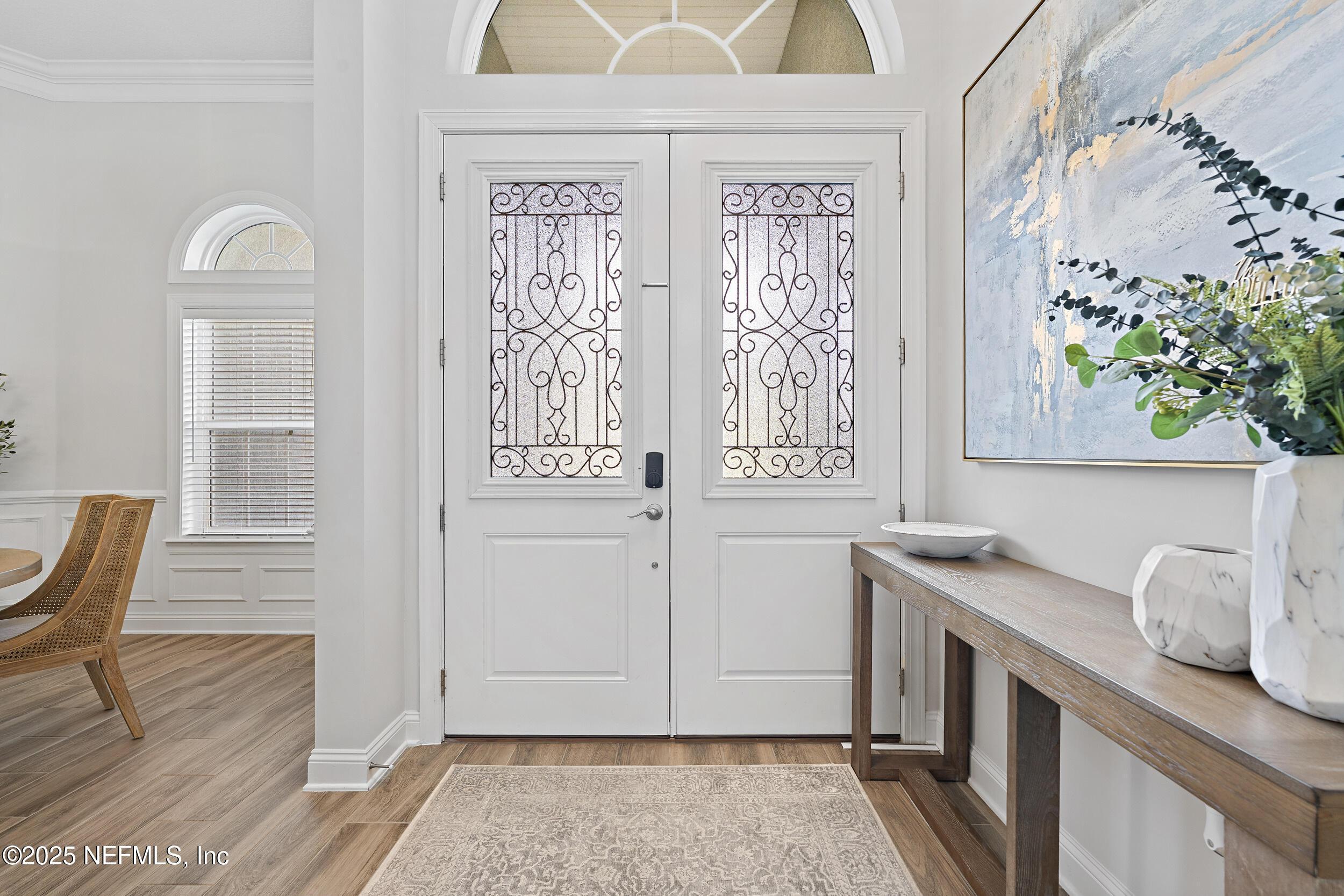 Image 4: Foyer entrance