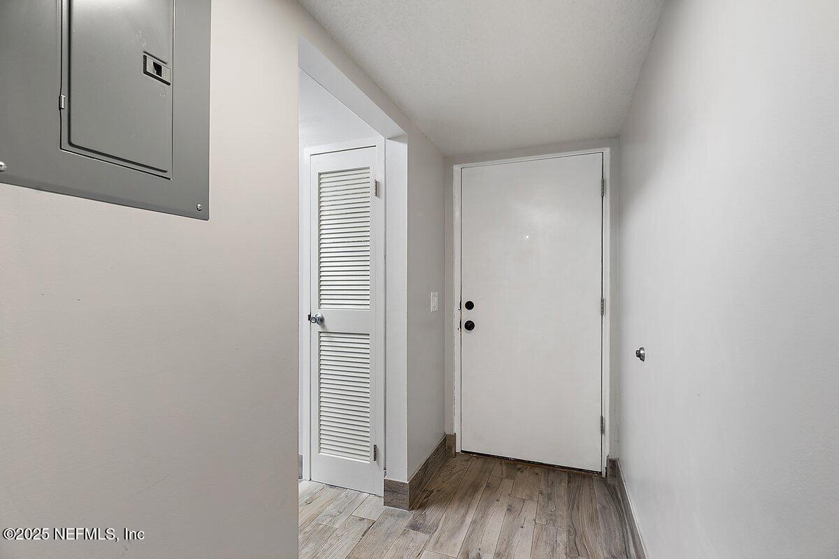 Image 2: Foyer (1)