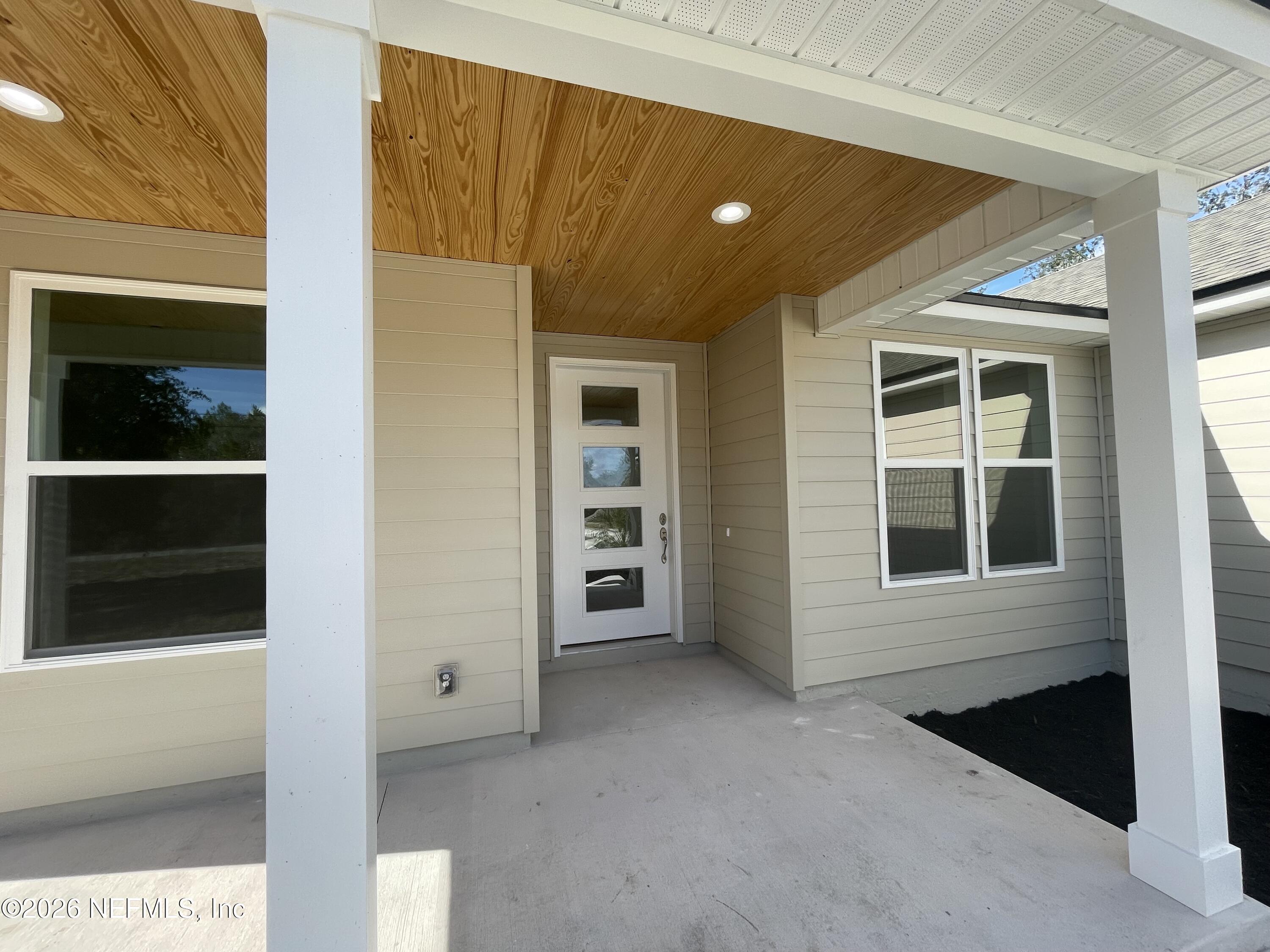 Image 3: 7550 - Front door