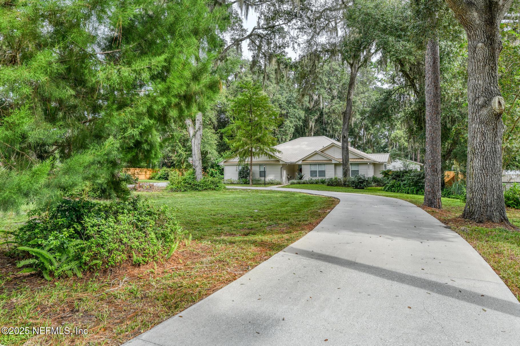 Image 3: long circular driveway