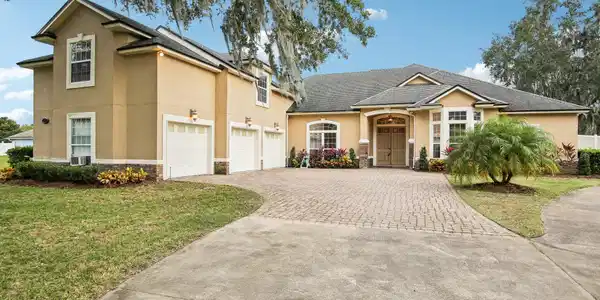 1970 LAKESHORE Drive N
