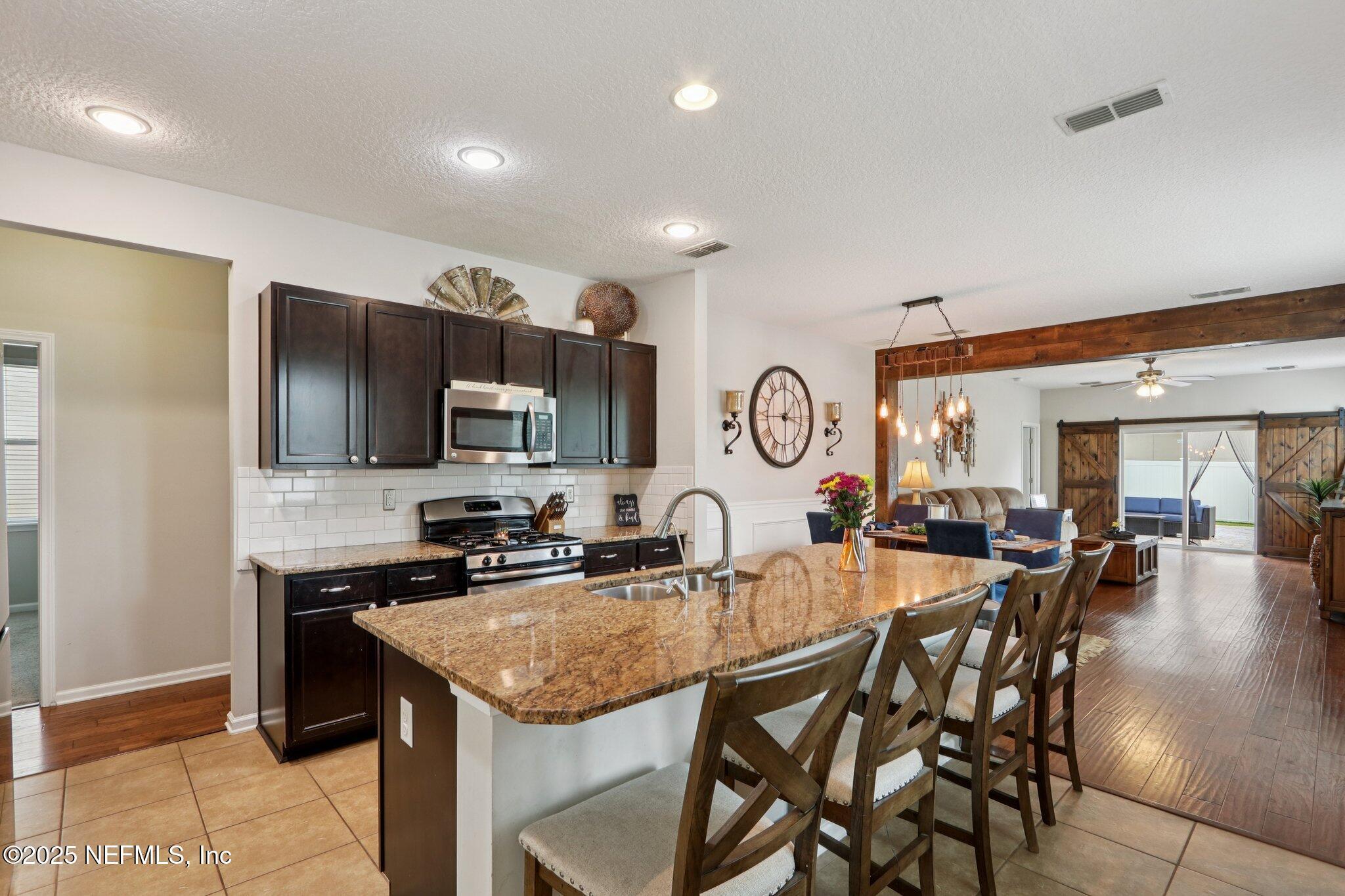 Image 3: 14-web-or-mls-Howland Drive-1006-012