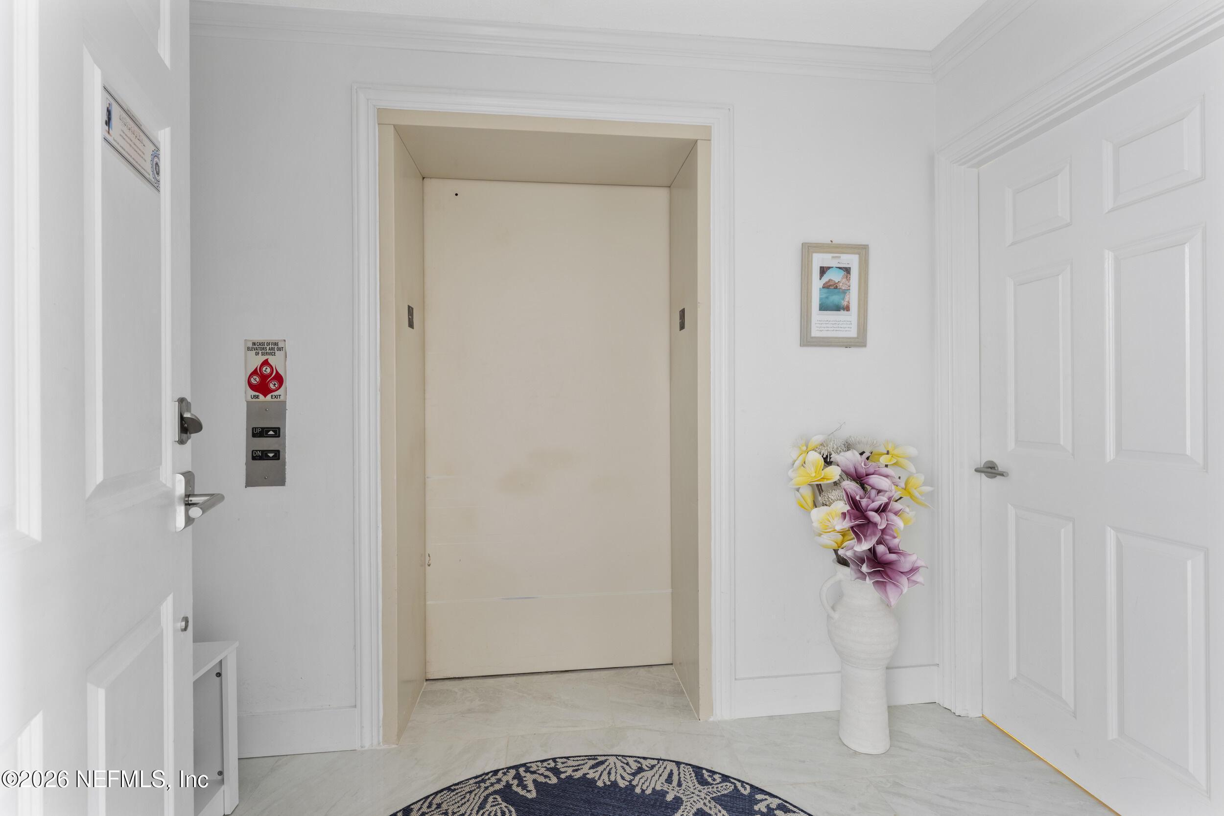 Image 2: Entrance apt