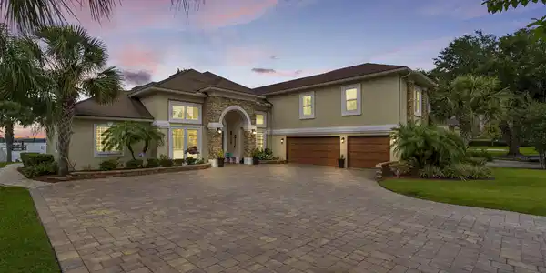 2207 N LAKESHORE DR