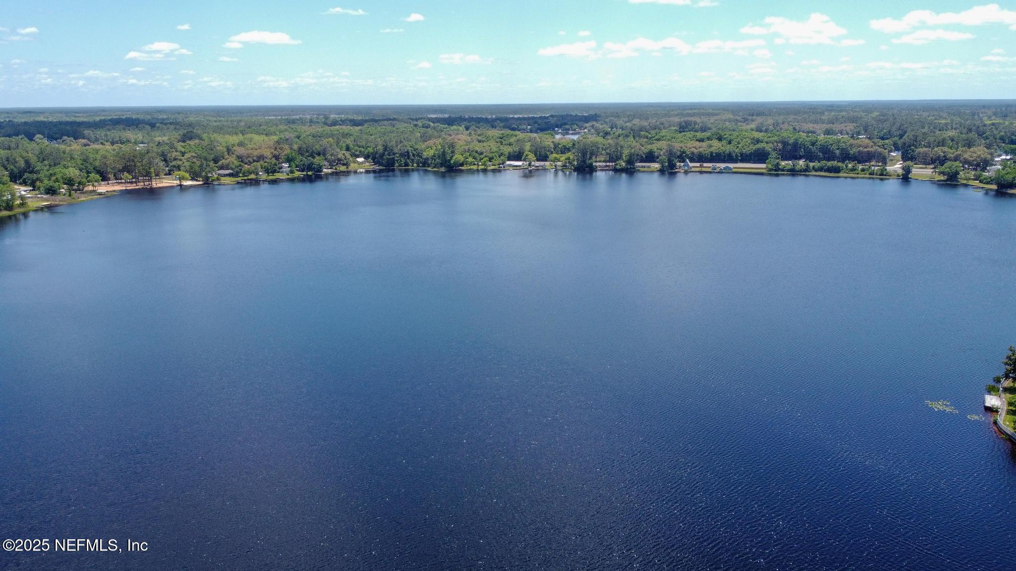 Image 2: Located on Lake Ida