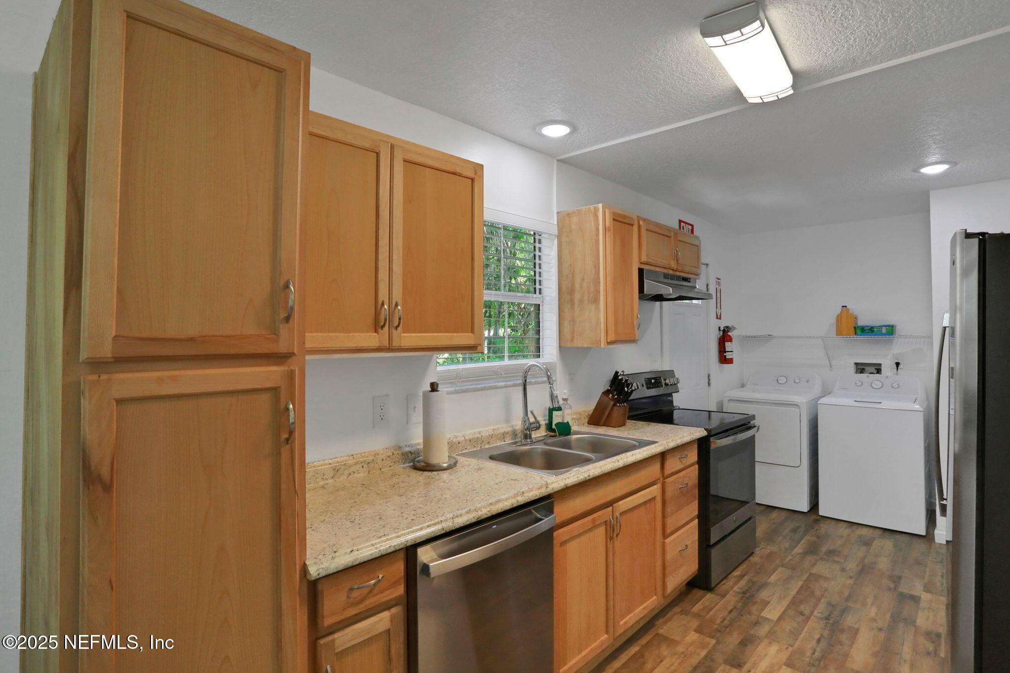 Image 4: 03 Kitchen