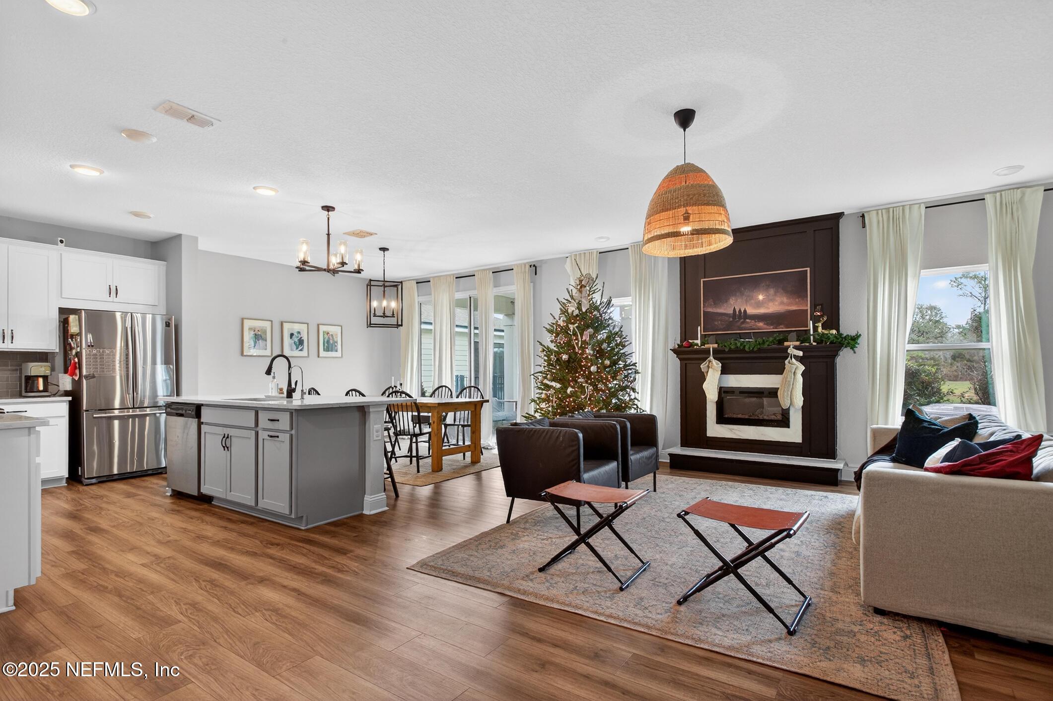 Image 3: Living room