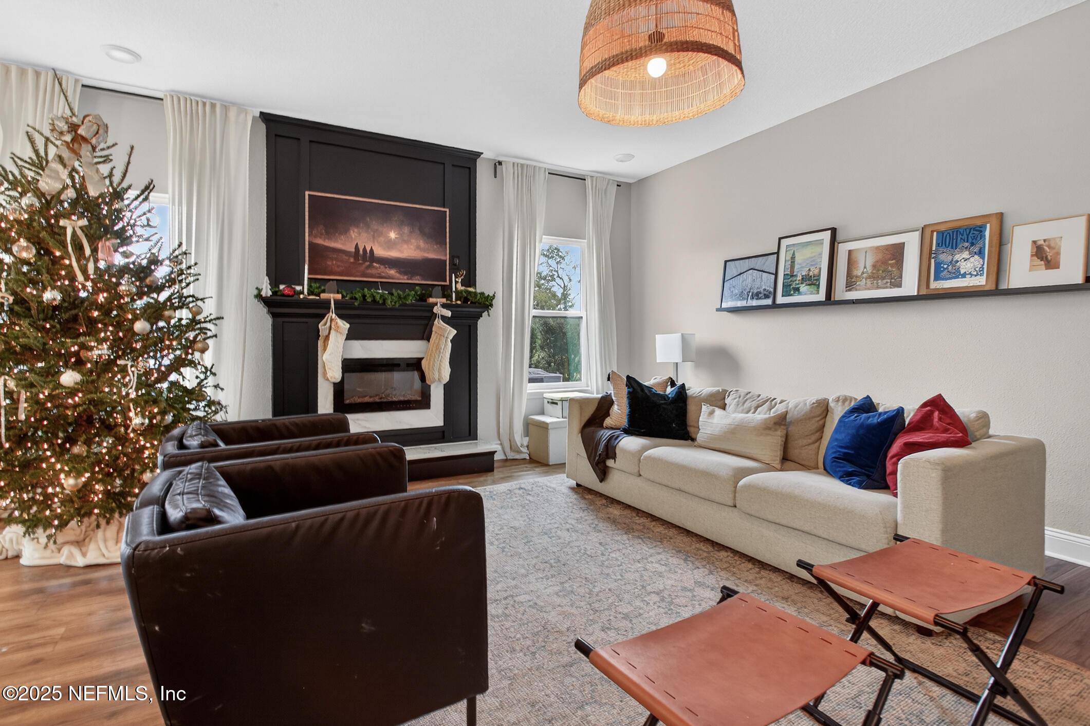 Image 4: Living room