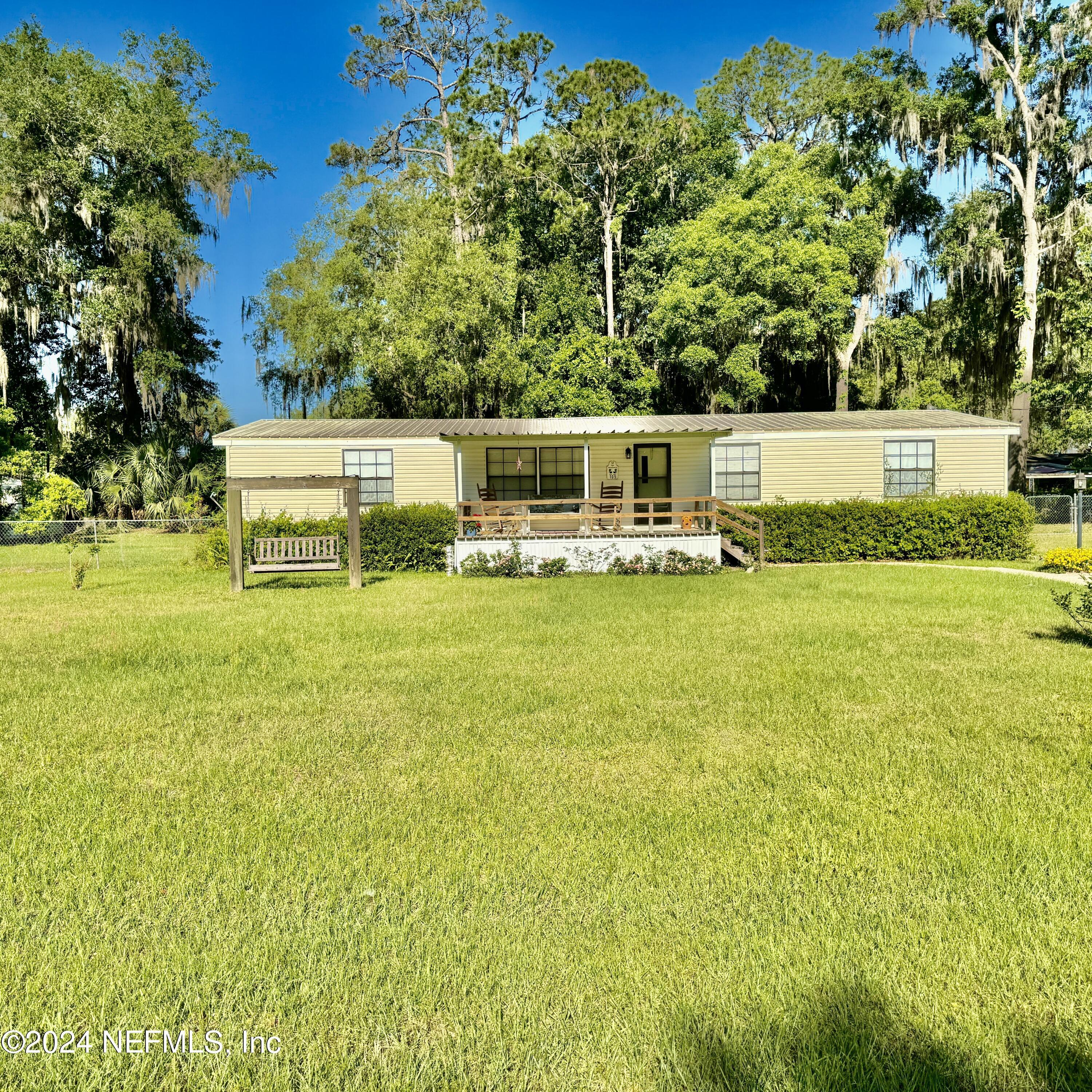 Image 2: 105 George Ave, Interlachen, FL