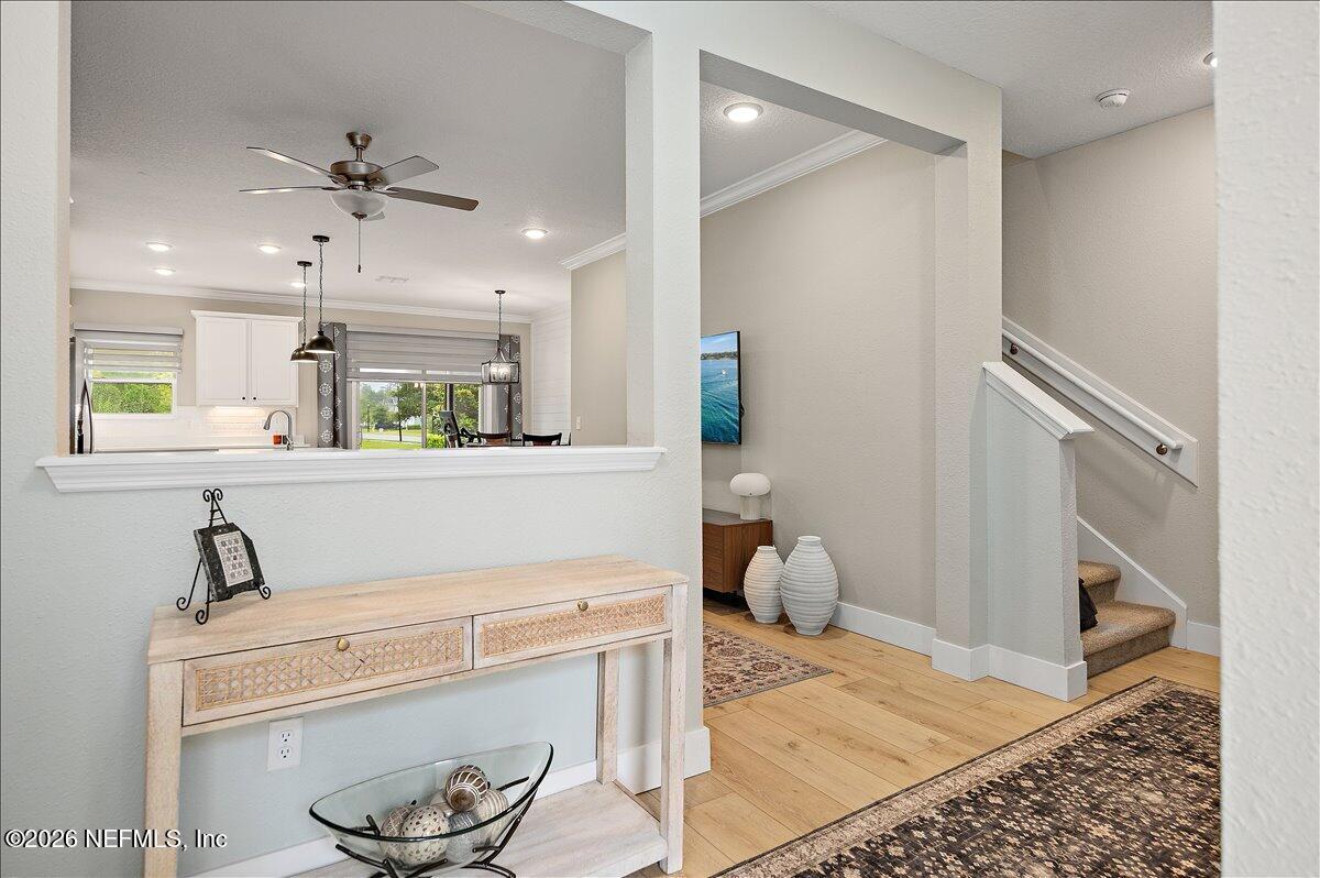 Image 4: 05-Foyer