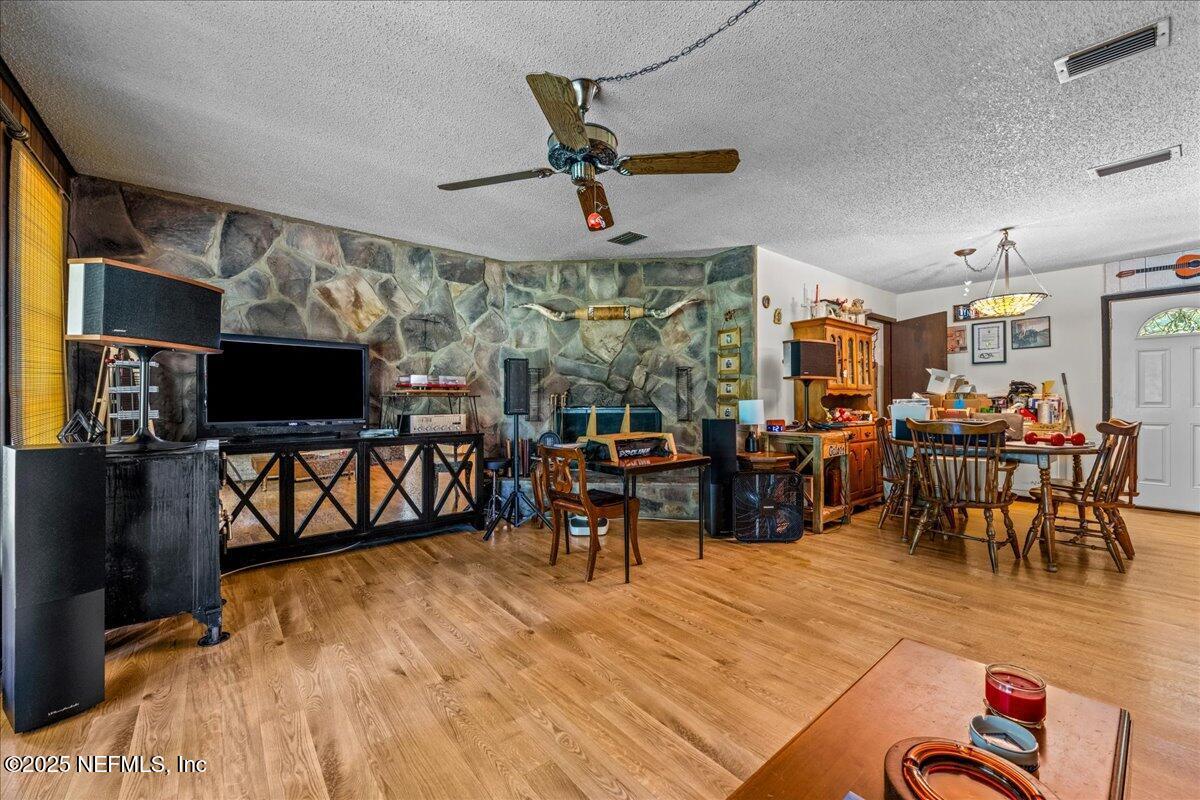 Image 4: Living area