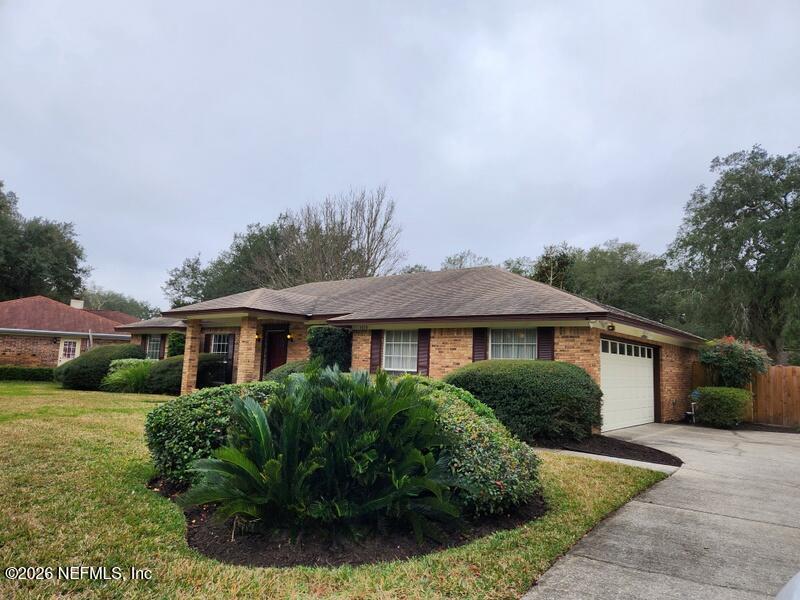 Image 3: Side entry garage
