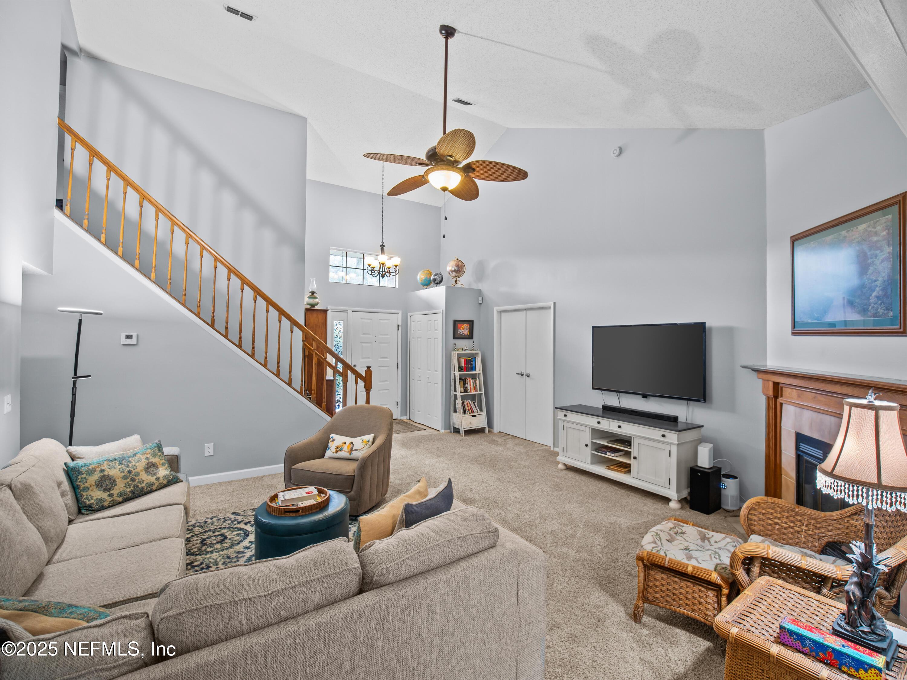 Image 4: Living Room-2