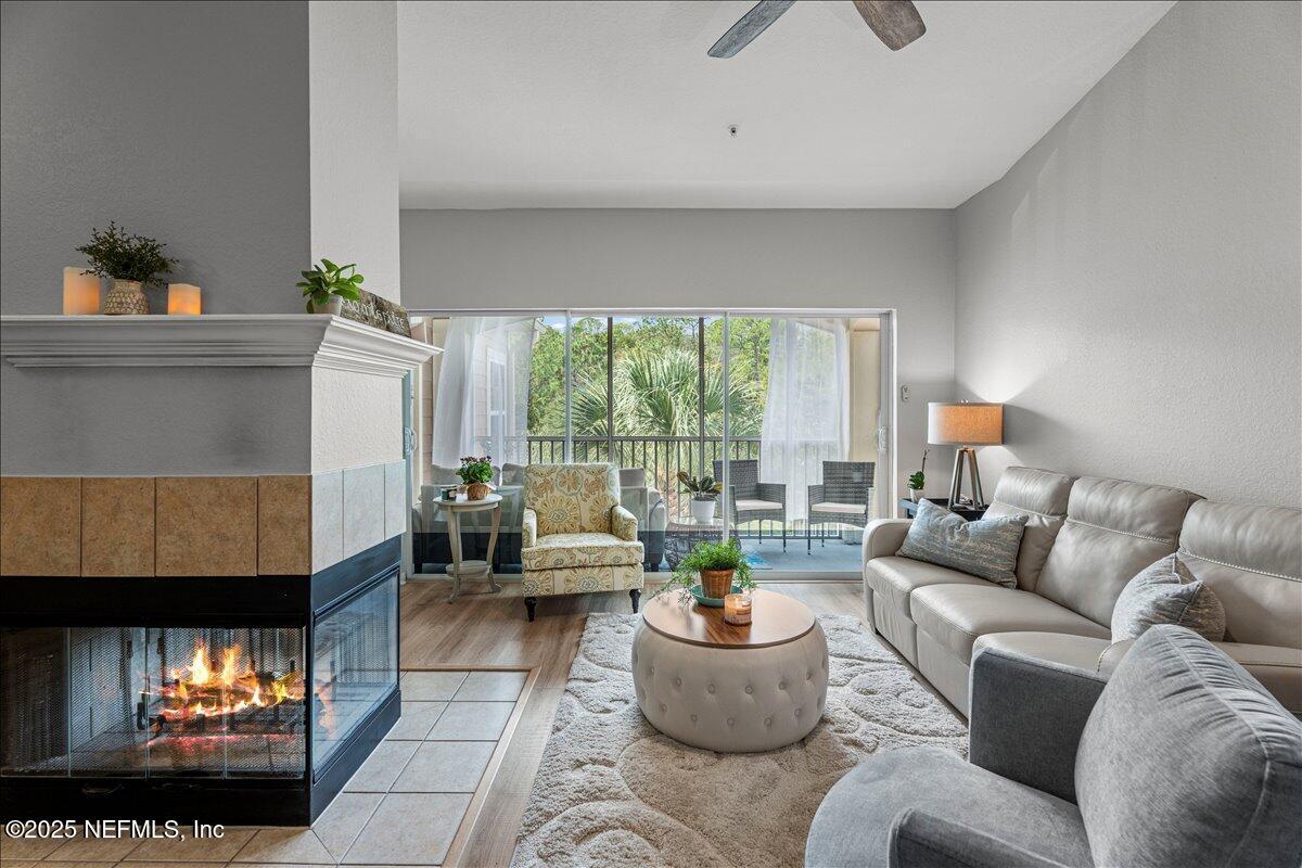 Image 4: Living Room