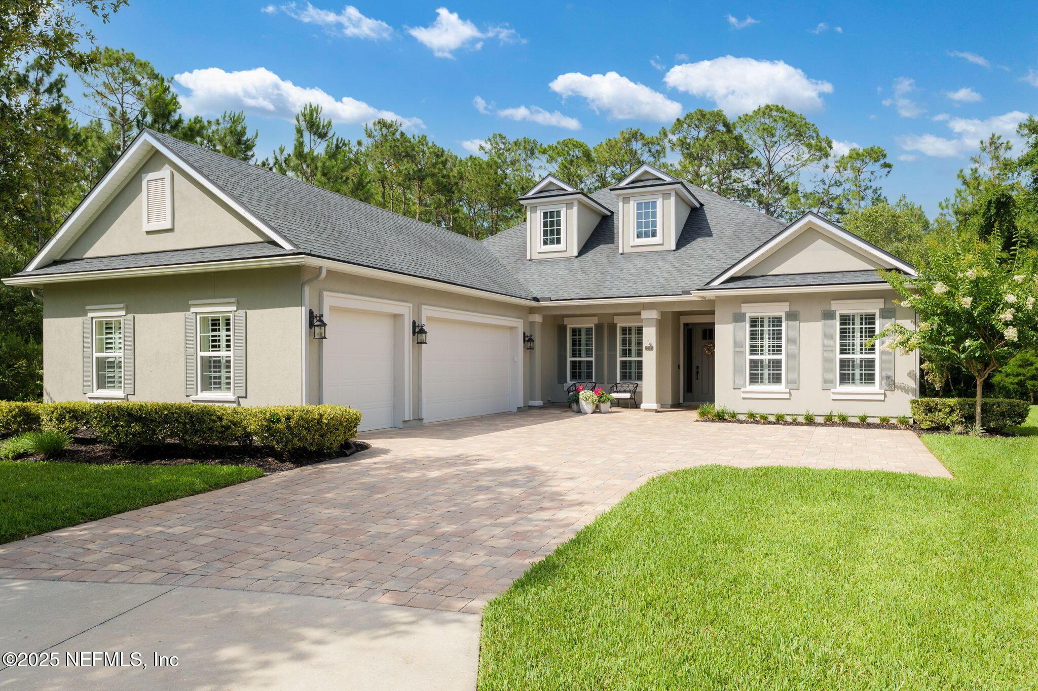 Image 4: Large Courtyard Driveway & 3-Car Garage