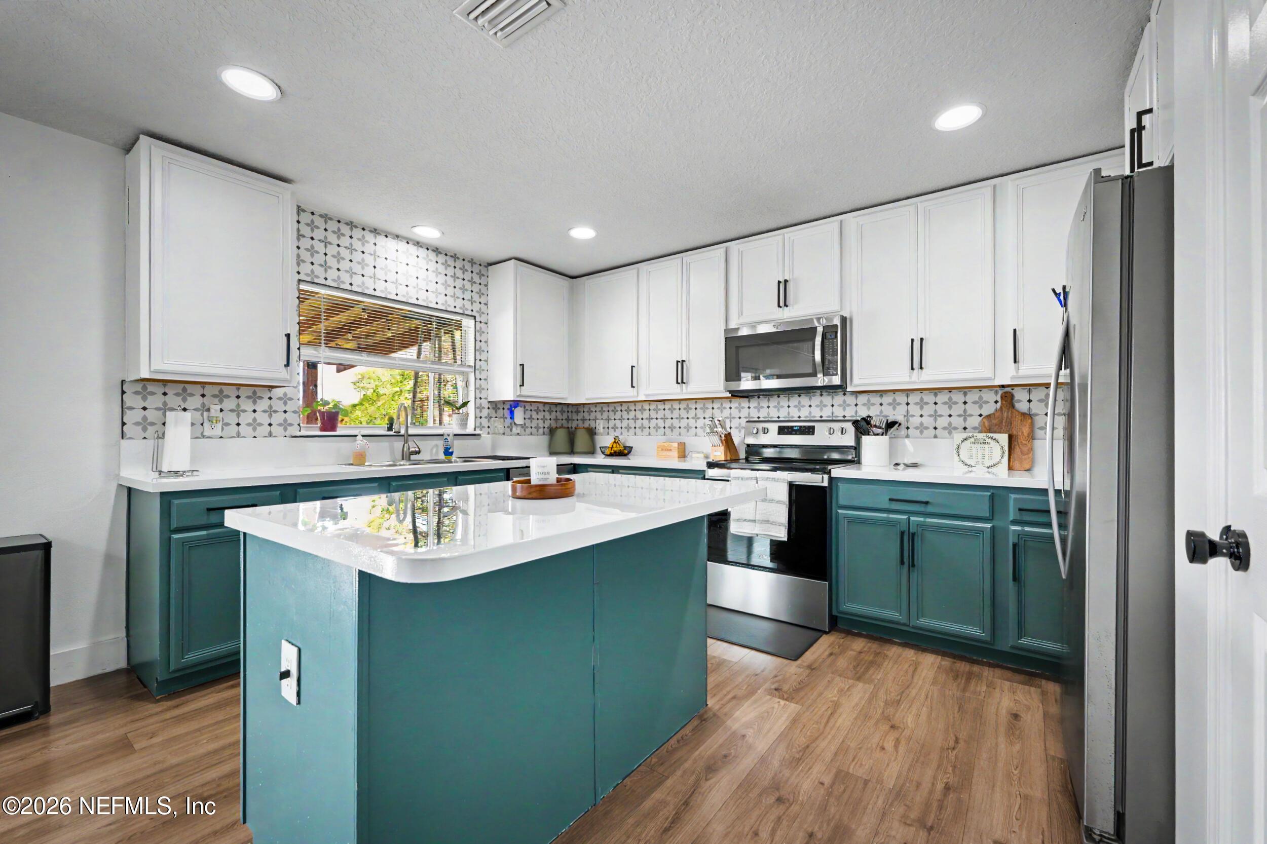 Image 3: Kitchen