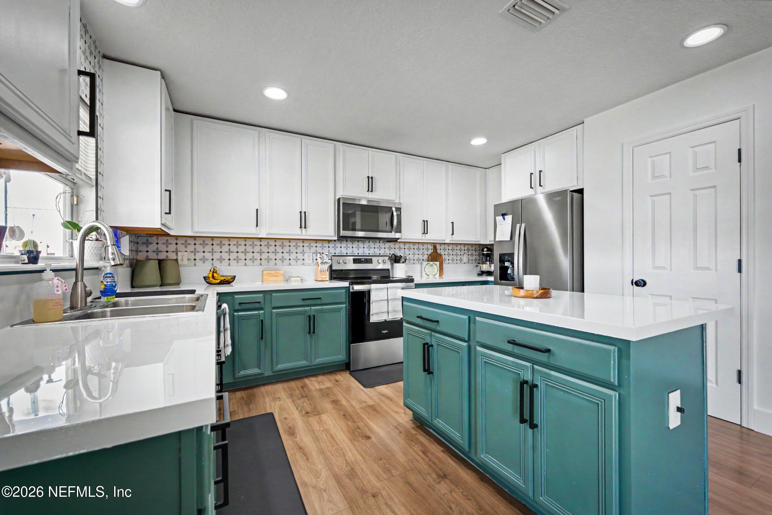 Image 4: Kitchen