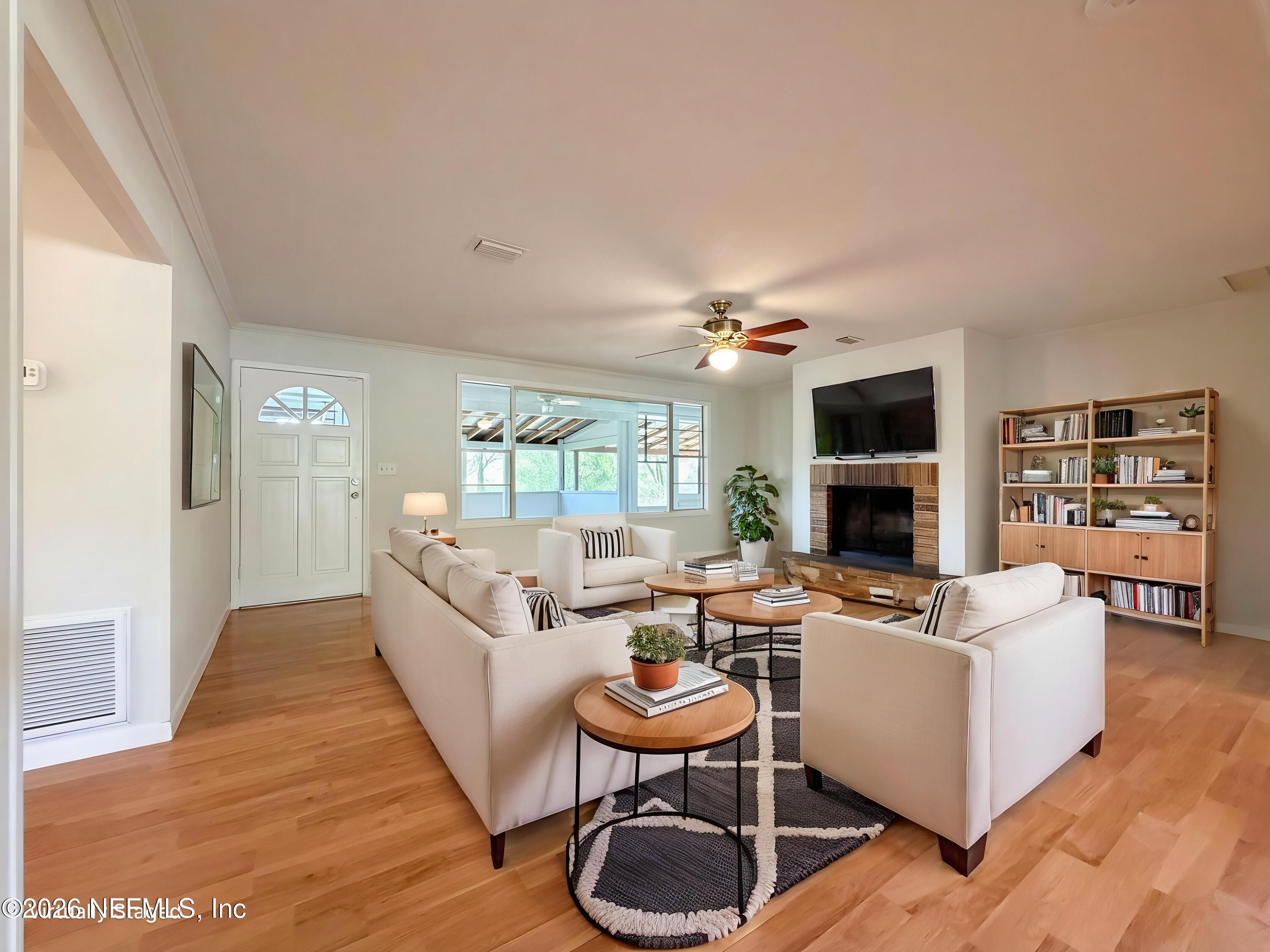 Image 3: VS - Living Room