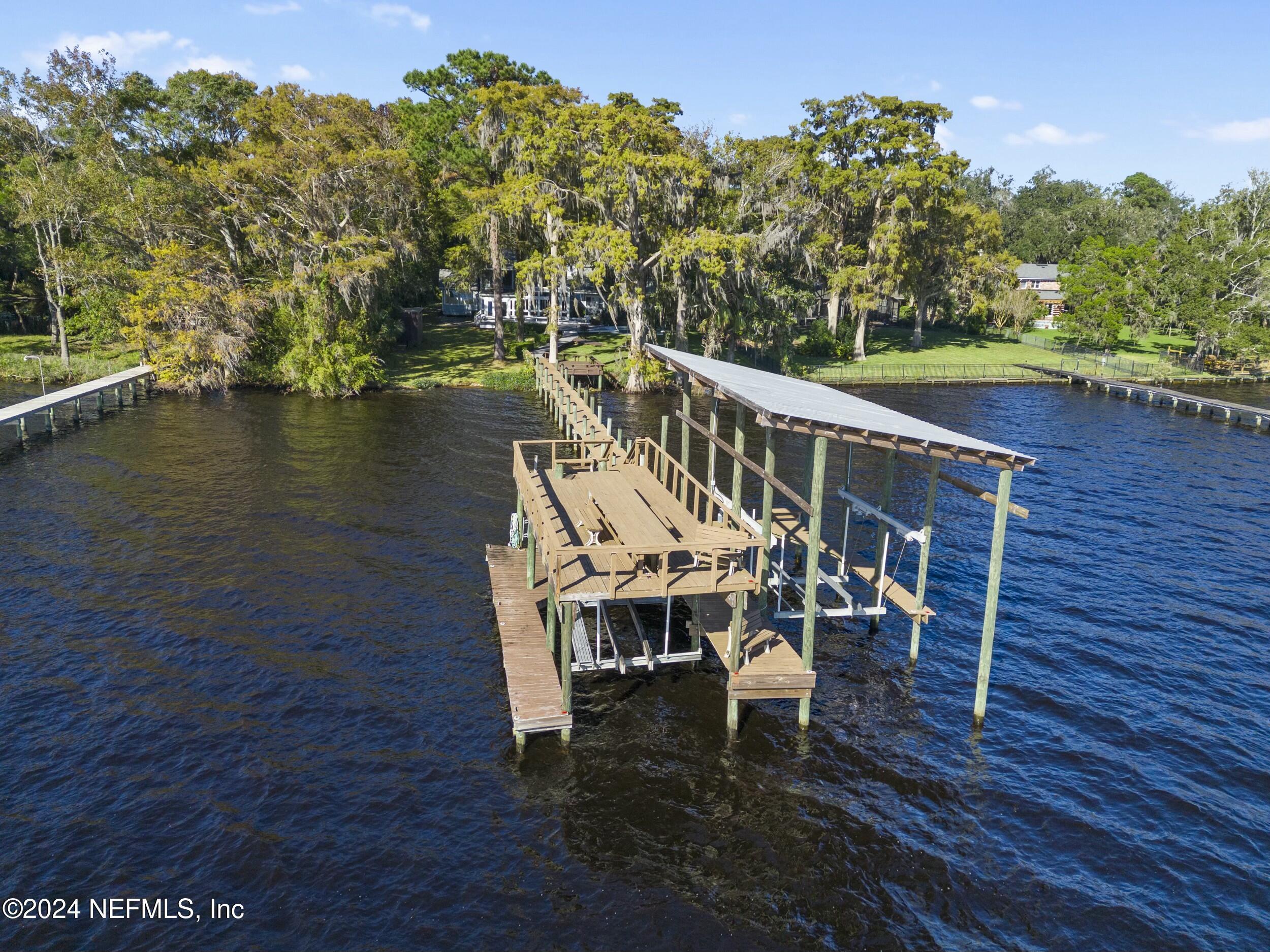 Image 2: Boat lifts