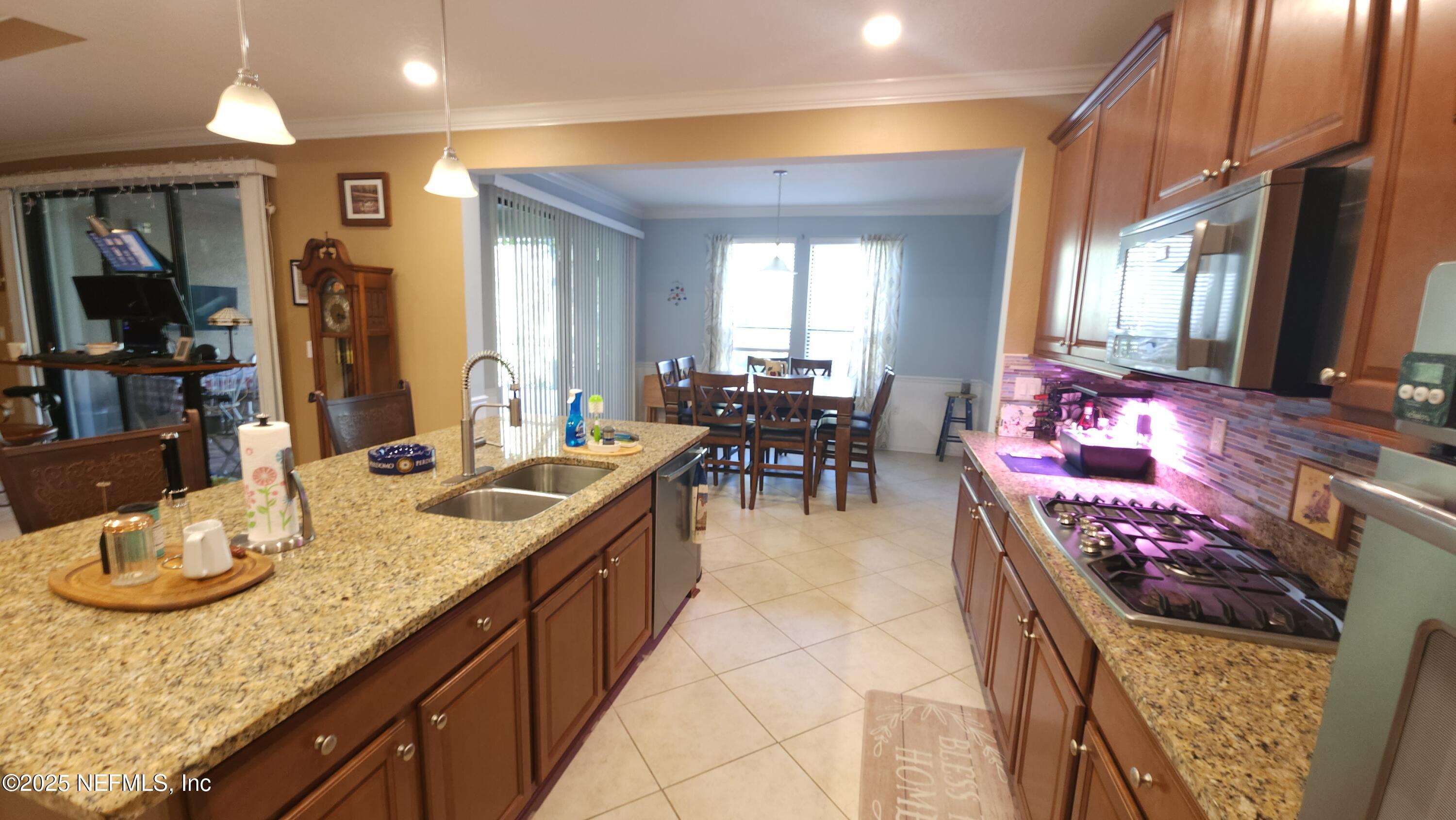 Image 4: Kitchen/Dining
