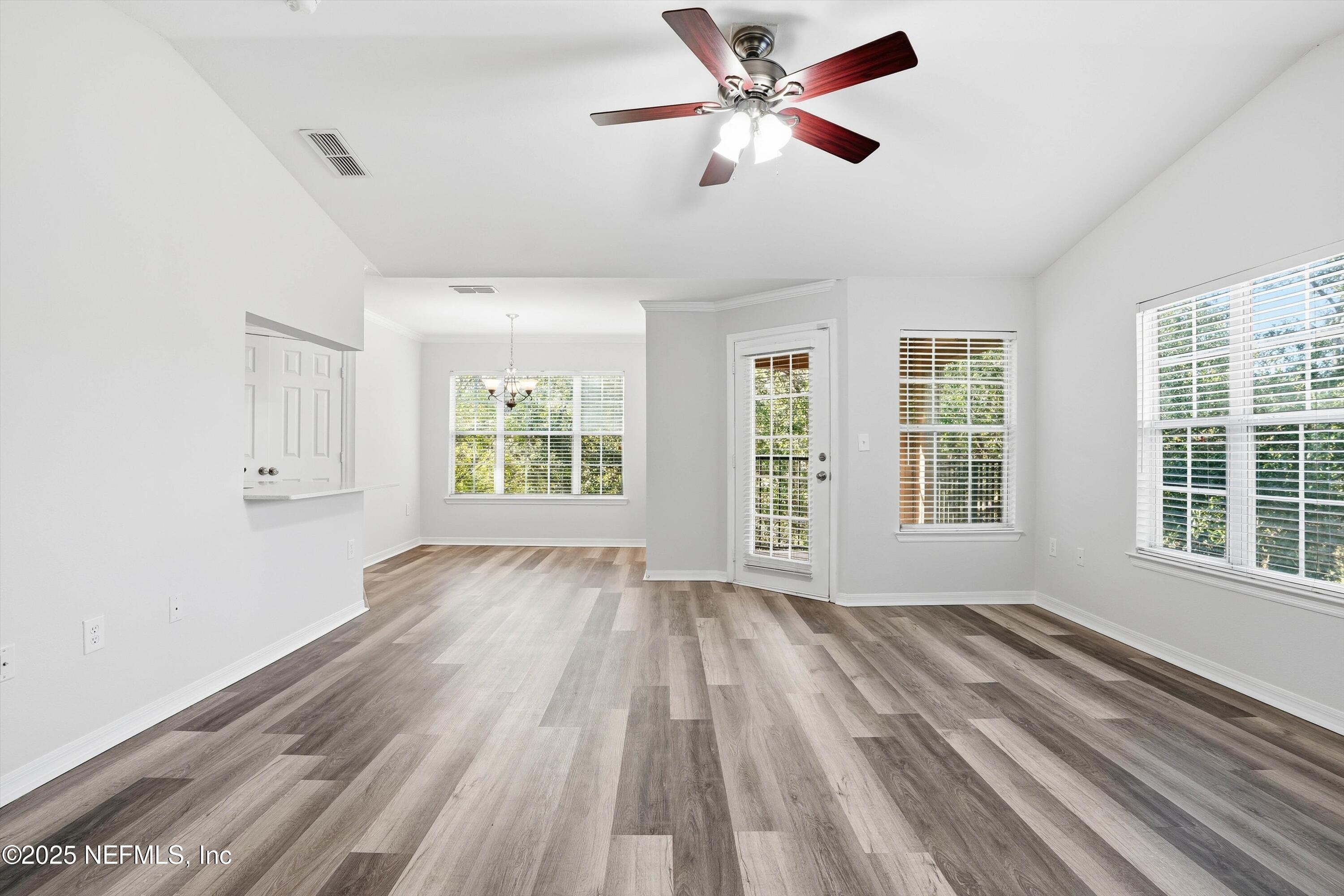 Image 2: 4 Living Room