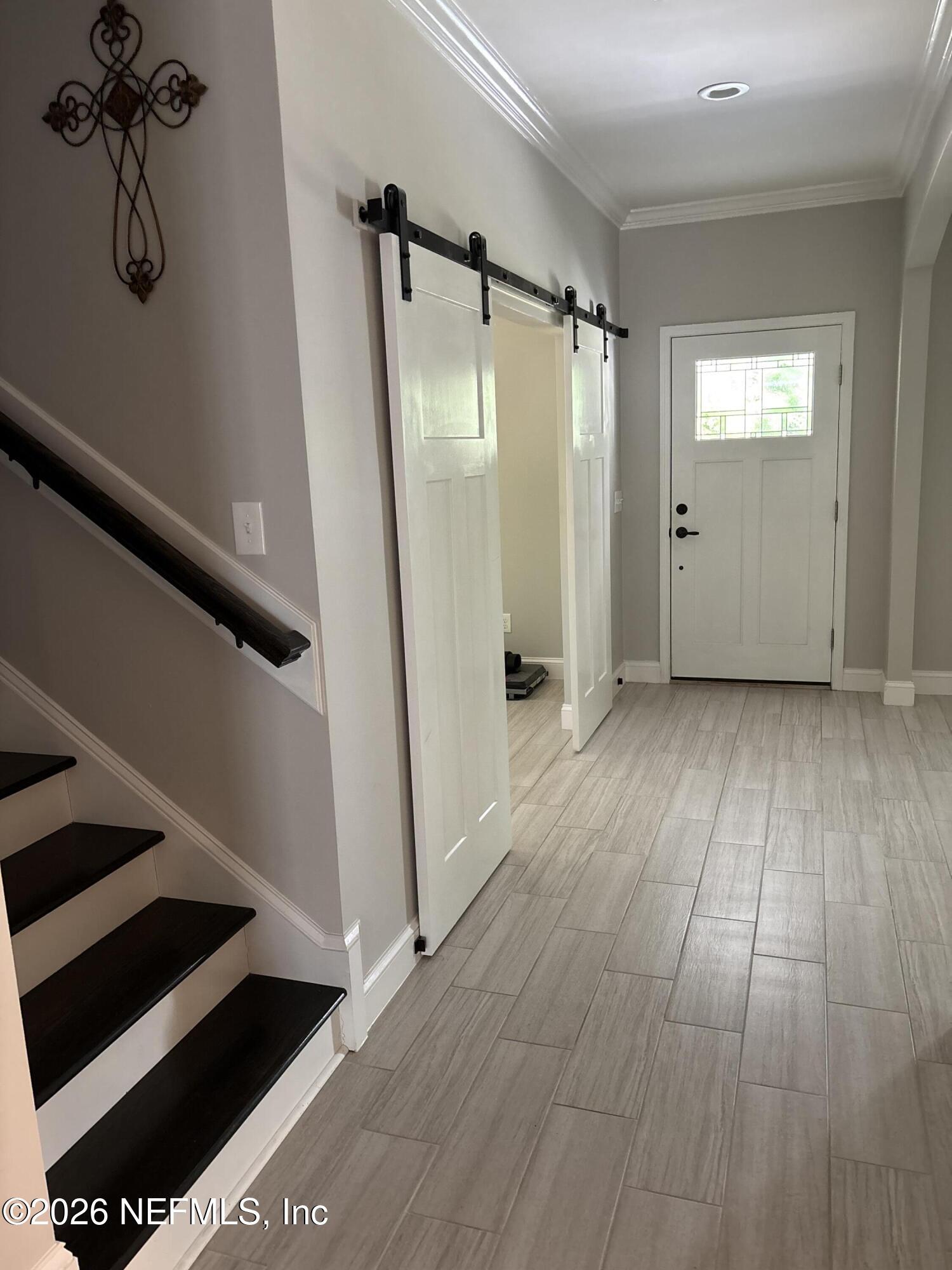 Image 4: 3-foyer