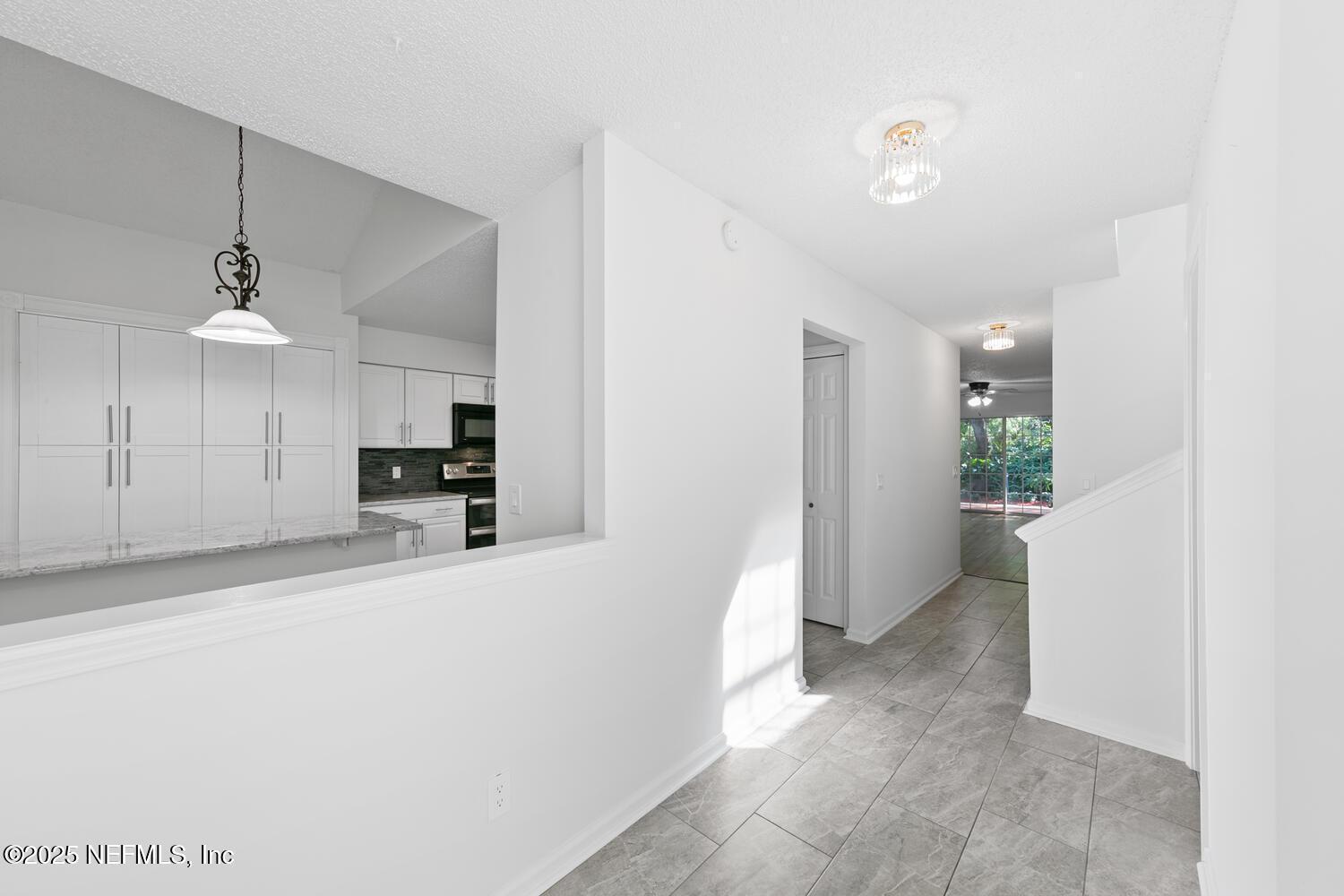 Image 4: Entryway looking toward the Kitchen