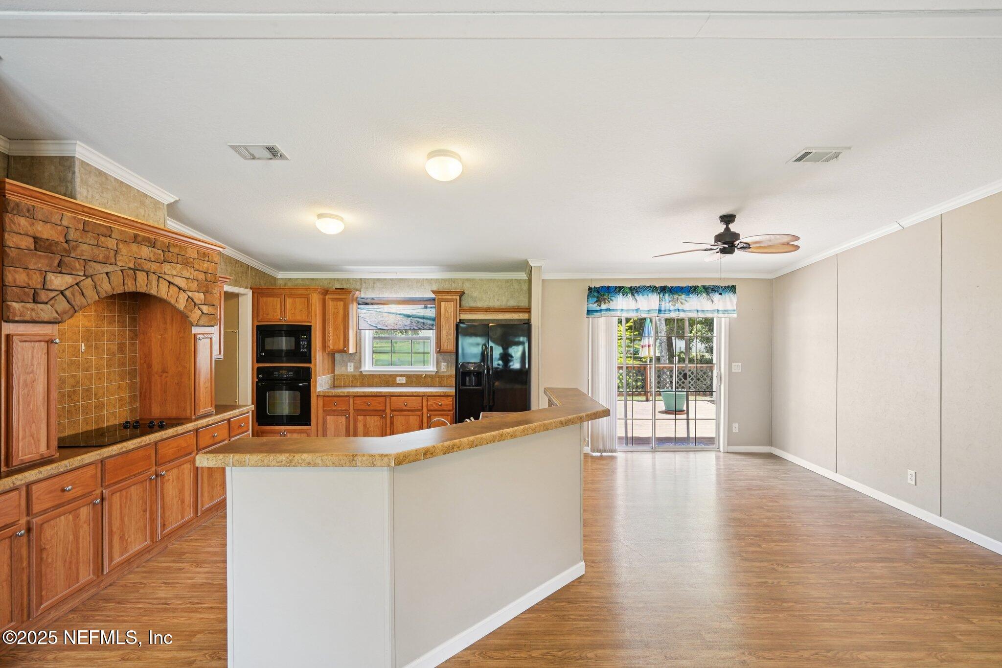 Image 4: Kitchen