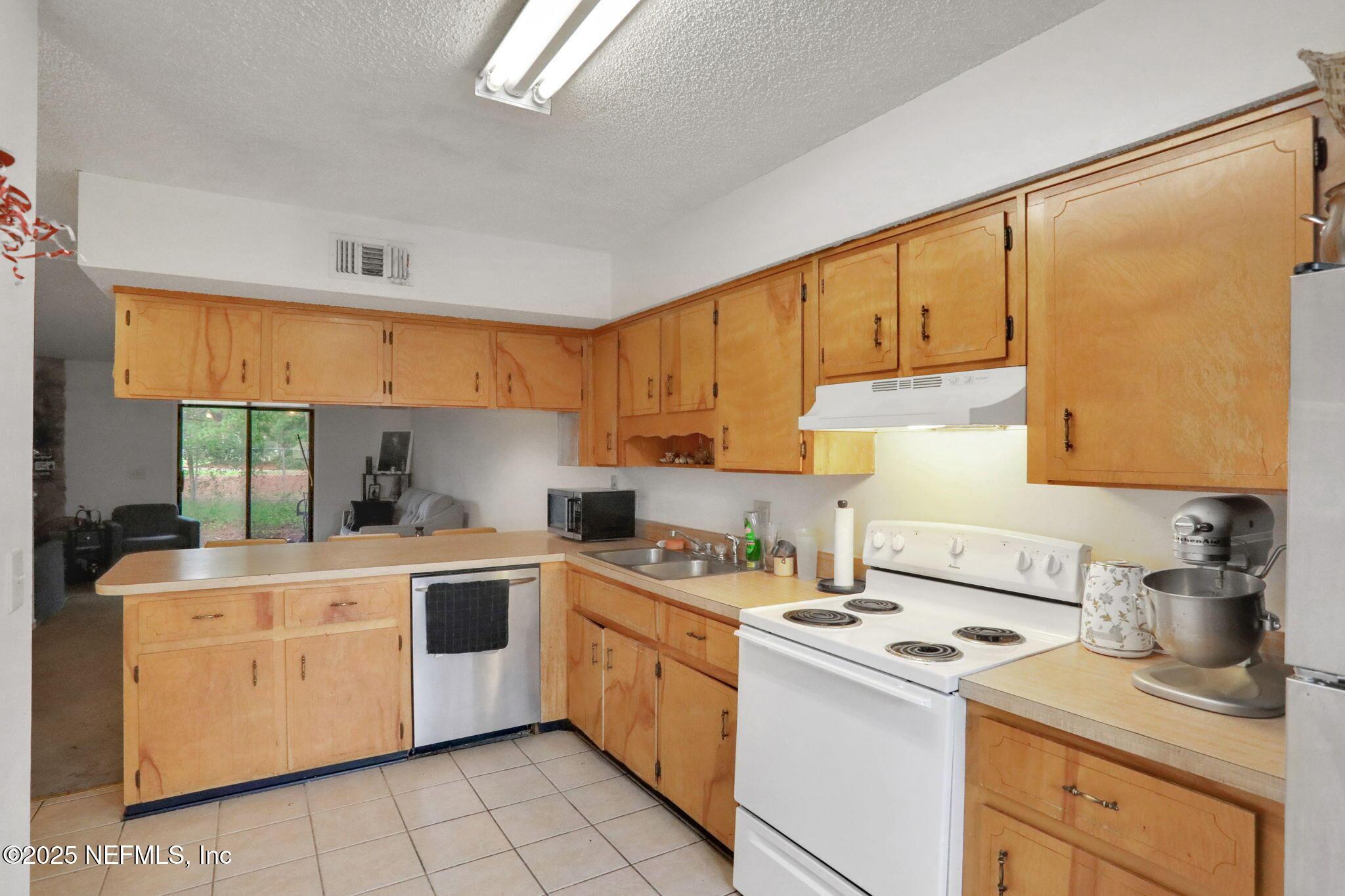 Image 4: Kitchen